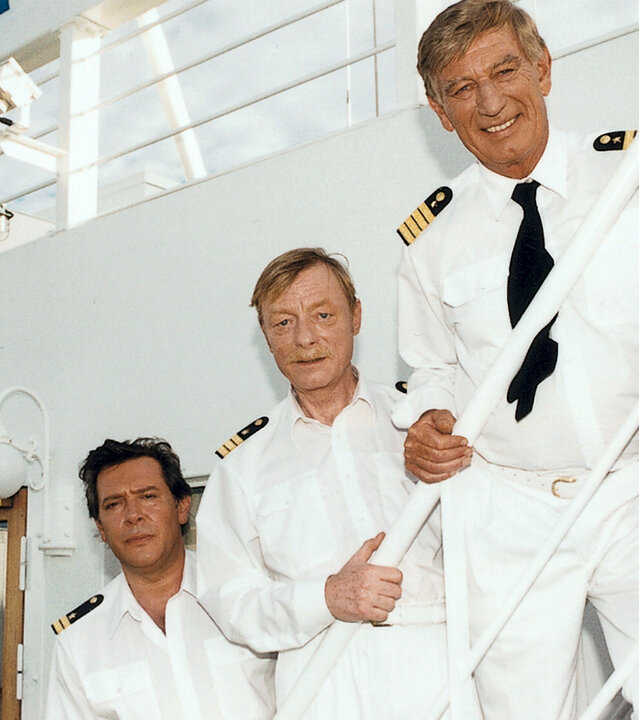 "Das Traumschiff: Australien": Kapitän Paulsen (Siegfried Rauch) steht zusammen mit Korthals (Otto Sander) und Beck (Jan Fedder) auf der Schiffsbrücke.