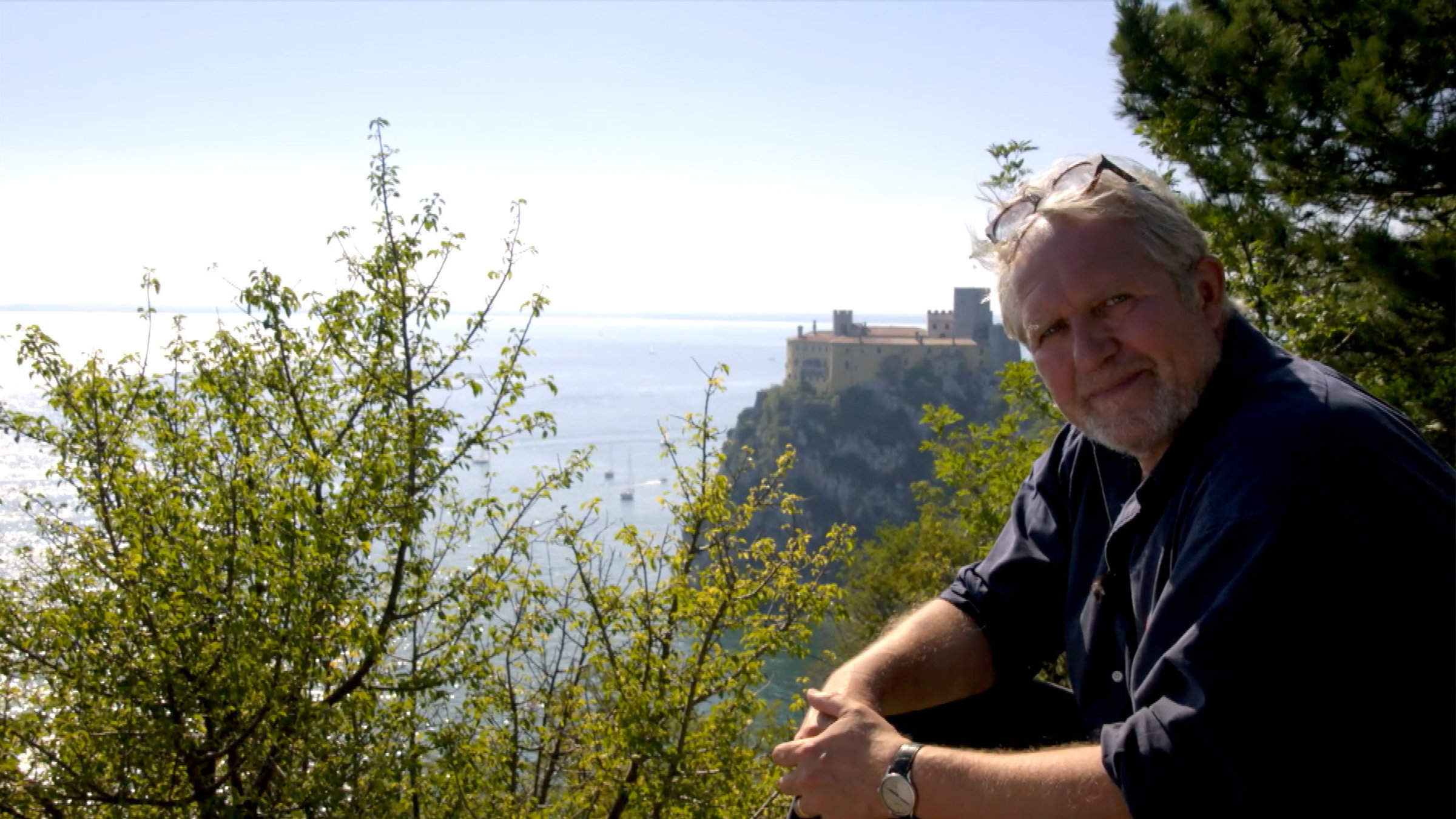 "Vom Großglockner zum Meer mit Harald Krassnitzer (2/2)": Harald Krassnitzer, im Hintergrund Schloss Duino, Italien.