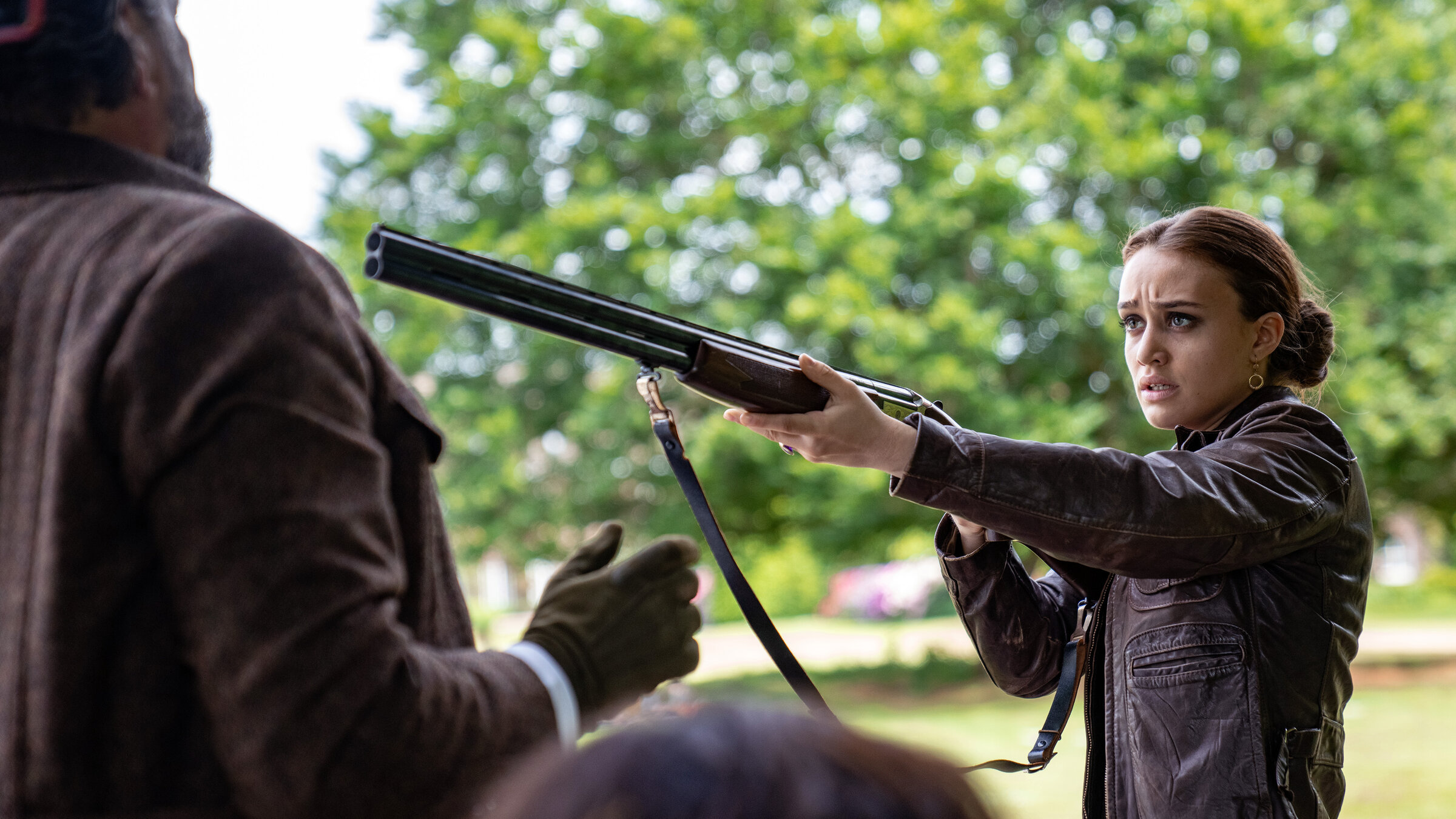 "Unsere wunderbaren Jahre: Stacheldraht": Gabriela (Rocío Luz) bedroht Böcker (Hans-Jochen Wagner) während Bijan (Omid Memar) den Sprengsatz entschärft.