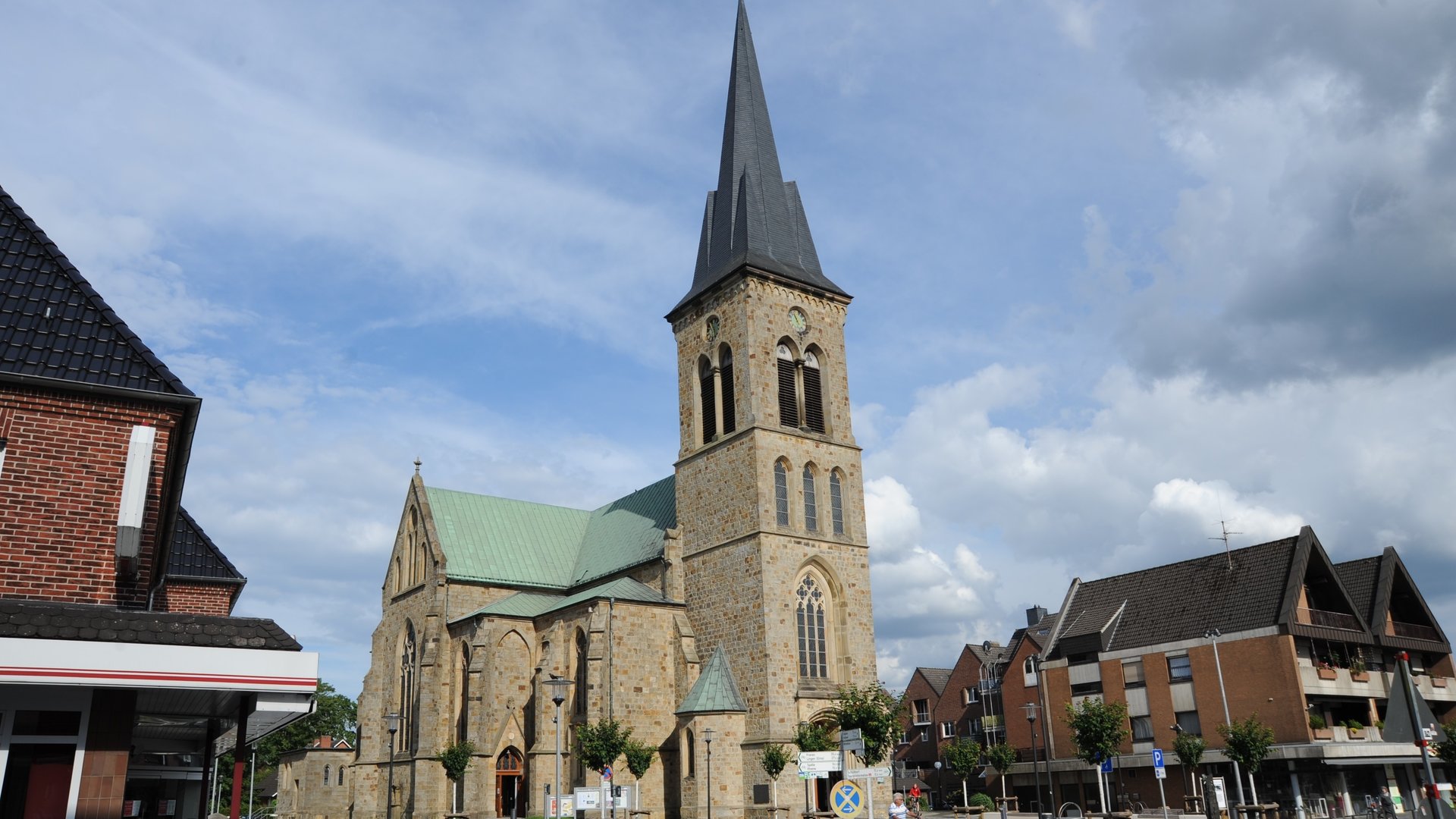 "Katholischer Gottesdienst - Lichtvoller Aufbruch?!": Blick von außen auf die Kirche Sankt Cyriakus in Salzbergen.