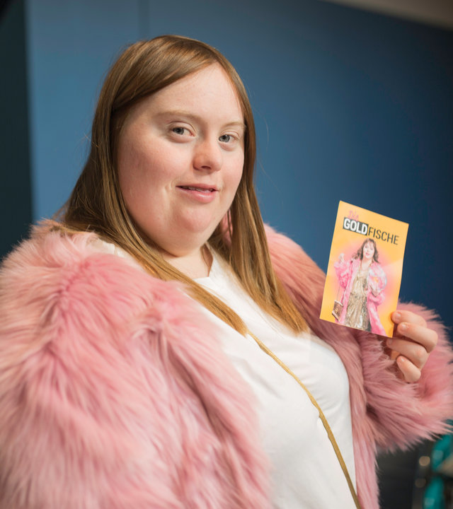 "einfach Mensch: Luisa Wöllisch - Ich lebe den Traum von Vielen!": Schauspielerin Luisa Wöllisch spielt die Rolle der Franzi in der Theaterkomödie "Die Goldfische".