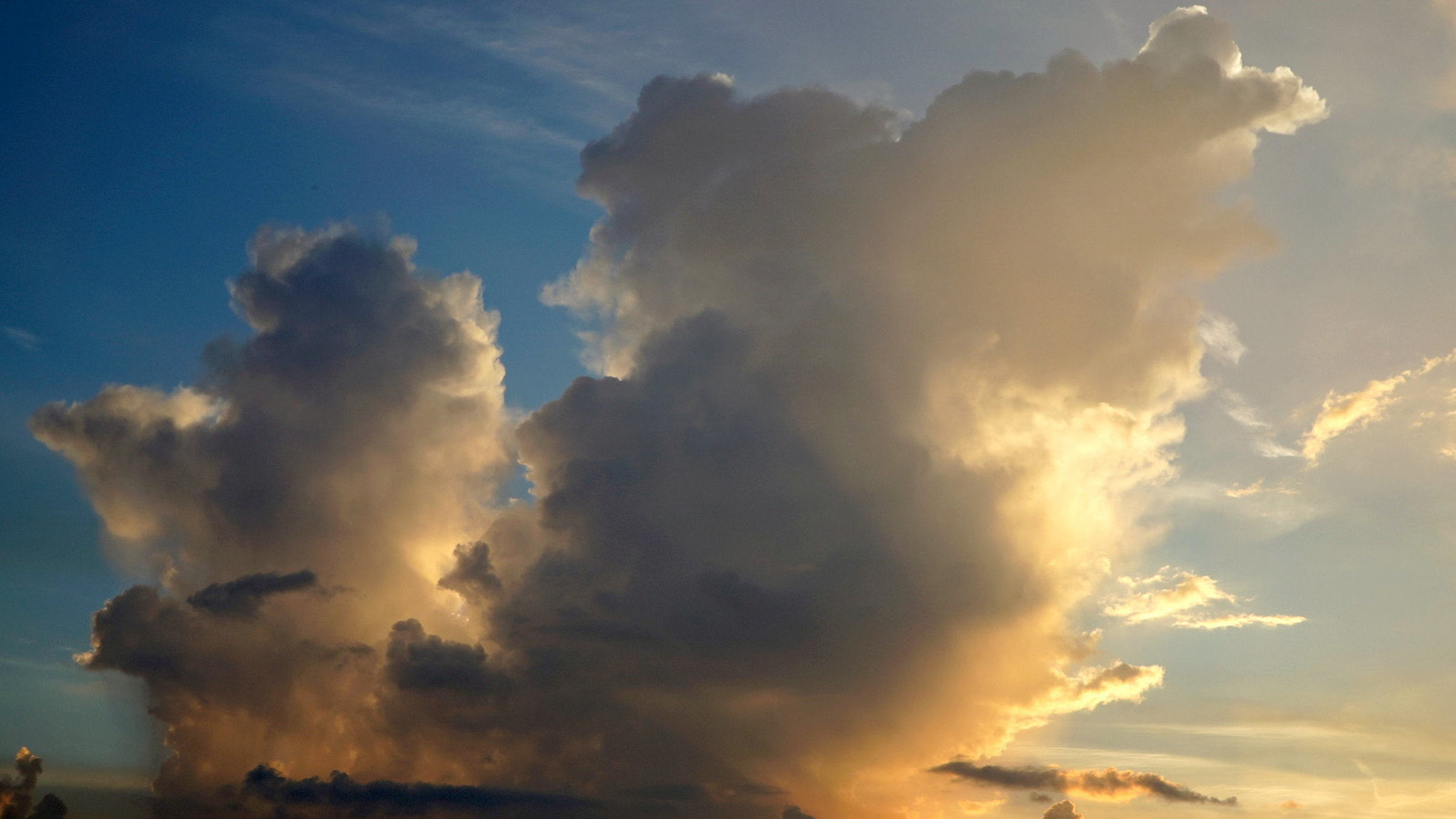 "CO₂ als Handelsware – Lösung oder Irrweg?": Der Filmemacher Peppo Wagner nimmt den Zuseher mit auf eine Reise in die Welt der Kompensationsgutschriften, spricht mit Menschen aus unterschiedlichen Bereichen und versucht den Mechanismus anhand eines Ausgleichsprojektes in Uganda greifbarer zu machen.