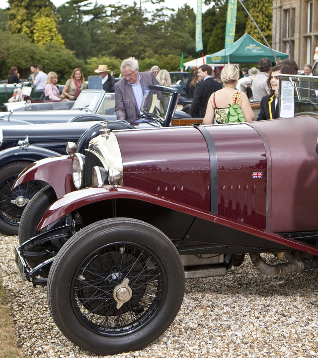 "Inspector Barnaby - Unter Oldtimern": DCI John Barnaby (Neil Dudgeon) und Nerys (Daisy Keeping) begutachten einen Oldtimer bei einer Ausstellung.