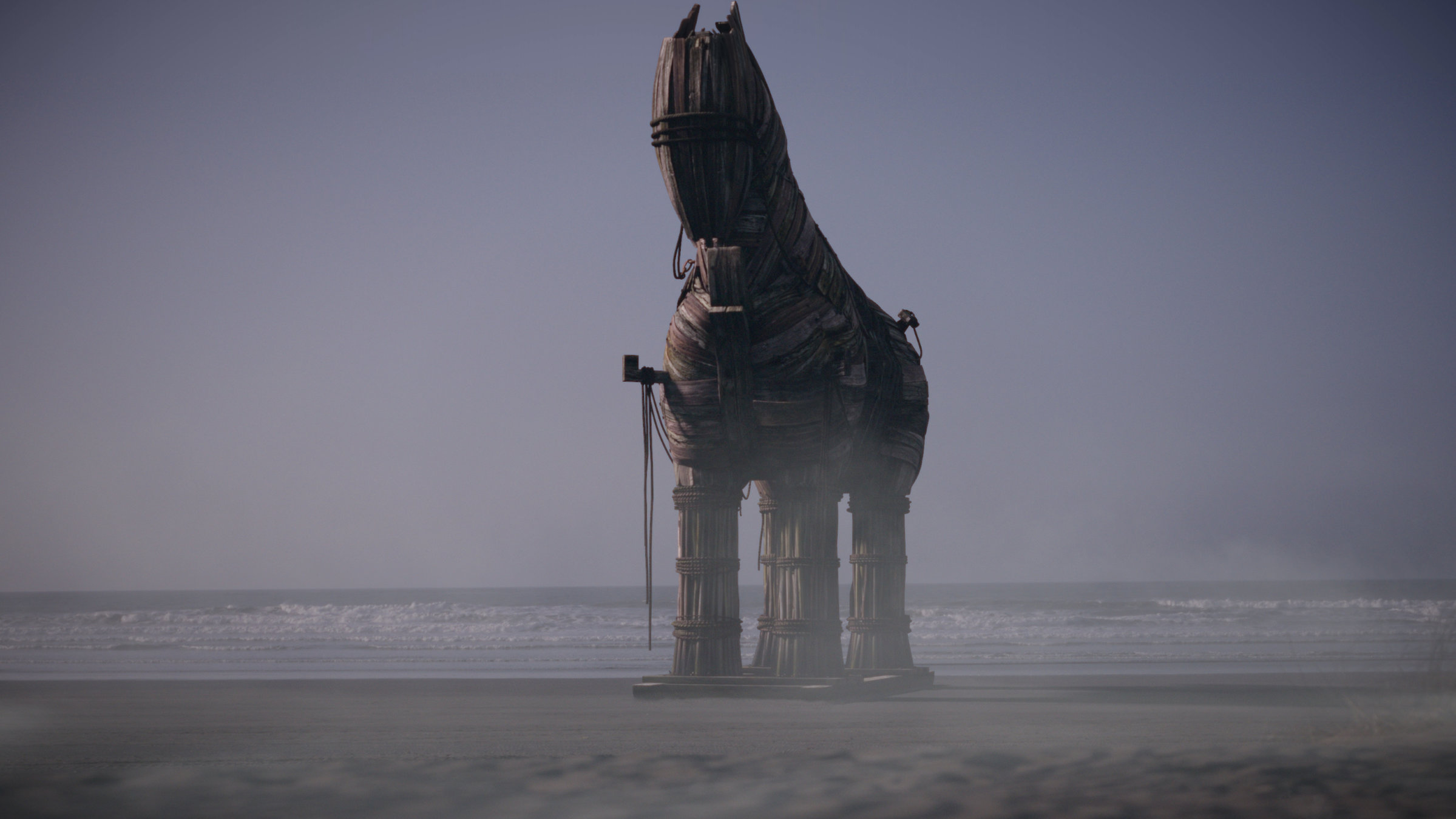 "Terra X: Das Trojanische Pferd – Auf der Spur eines Mythos“: CGI: Nachbau des Trojanischen Pferds am Strand im Hintergrund einige Segelschiffe.