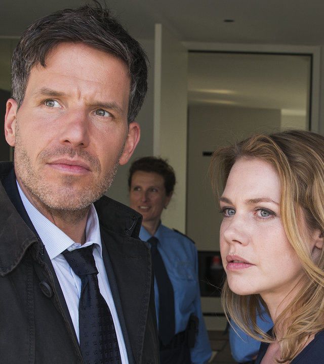 "Böser Wolf": Die Kommissare Oliver von Bodenstein (Tim Bergmann) und Pia Kirchhoff (Felicitas Woll) machen sich Gedanken über ihren Fall "Nixe".