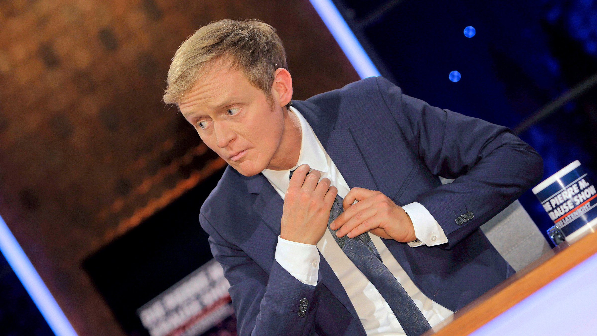 "Die Pierre M. Krause Show": Pierre M. Krause richtet sich die Krawatte.