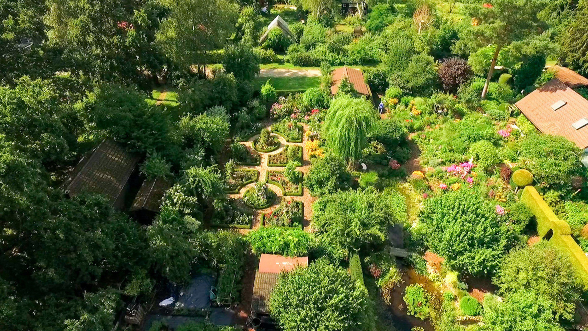 "Gartenparadiese im Havelland": Ansicht von oben auf den  Staudengarten Lüdke, genannt Eiskeller, in Berlin-Spandau - fast 4000 m2 großes privates Gartenparadies.