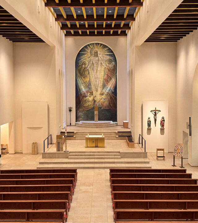 "Katholischer Gottesdienst - Der Blick der Liebe schenkt Geborgenheit": Innenansicht mit Blick zum Altar der Taborkirche in Freudenstadt