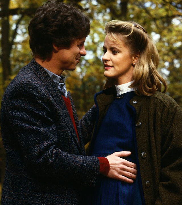 "Die Wicherts von nebenan: Eine nette Überraschung": Rüdiger (Jochen Schröder) und Uschi (Anja Schüte) stehen nebeneinander und blicken sich an. Rüdiger berührt Uschis Babybauch.