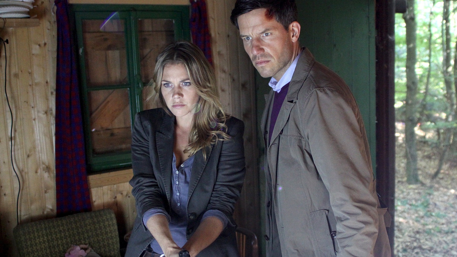 "Eine unbeliebte Frau": Pia (Felicitas Woll) und Oliver (Tim Bergmann) untersuchen die Waldhütte. Pia hat eine Waffe gezogen.
