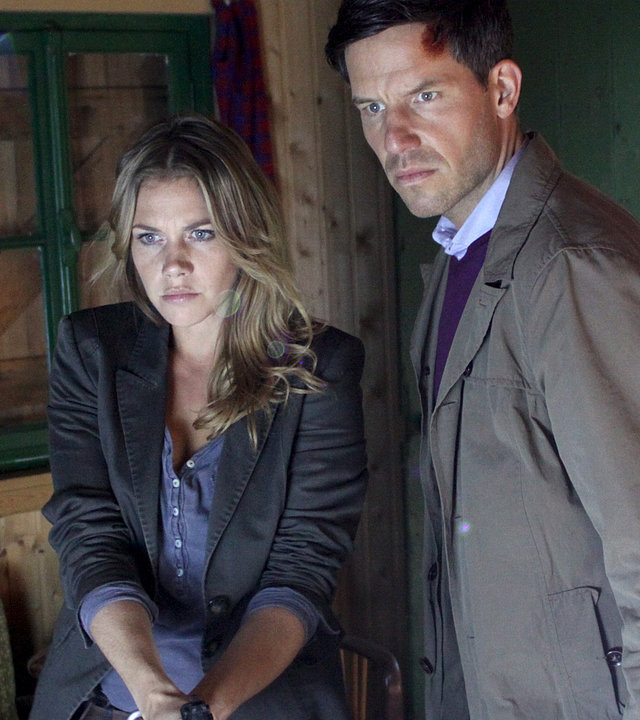 "Eine unbeliebte Frau": Pia (Felicitas Woll) und Oliver (Tim Bergmann) untersuchen die Waldhütte. Pia hat eine Waffe gezogen.