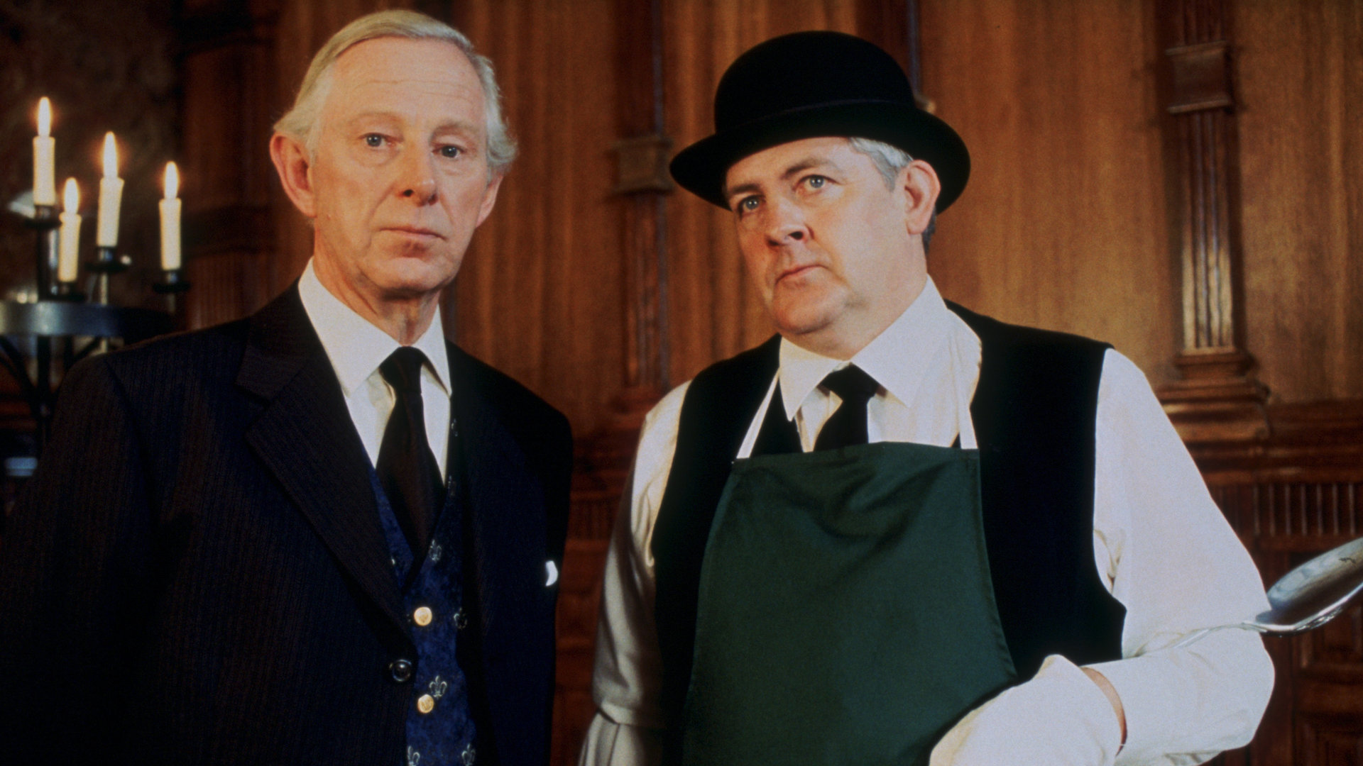 Der steife Diplomat Anthony Talbot (Jeremy Child, l.) und der Hausmeister der Schule, Ludlow (Peter Wight, r.), sind dem Devingtoner Pudding-Club schon lange Jahre treu.