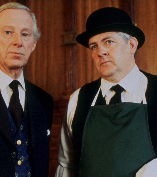 Der steife Diplomat Anthony Talbot (Jeremy Child, l.) und der Hausmeister der Schule, Ludlow (Peter Wight, r.), sind dem Devingtoner Pudding-Club schon lange Jahre treu.