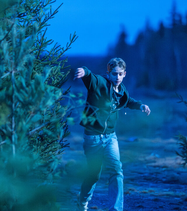 "Das Institut - Die Flucht": Luke (Joe Freeman) läuft in der Dämmerung durch einen Wald.