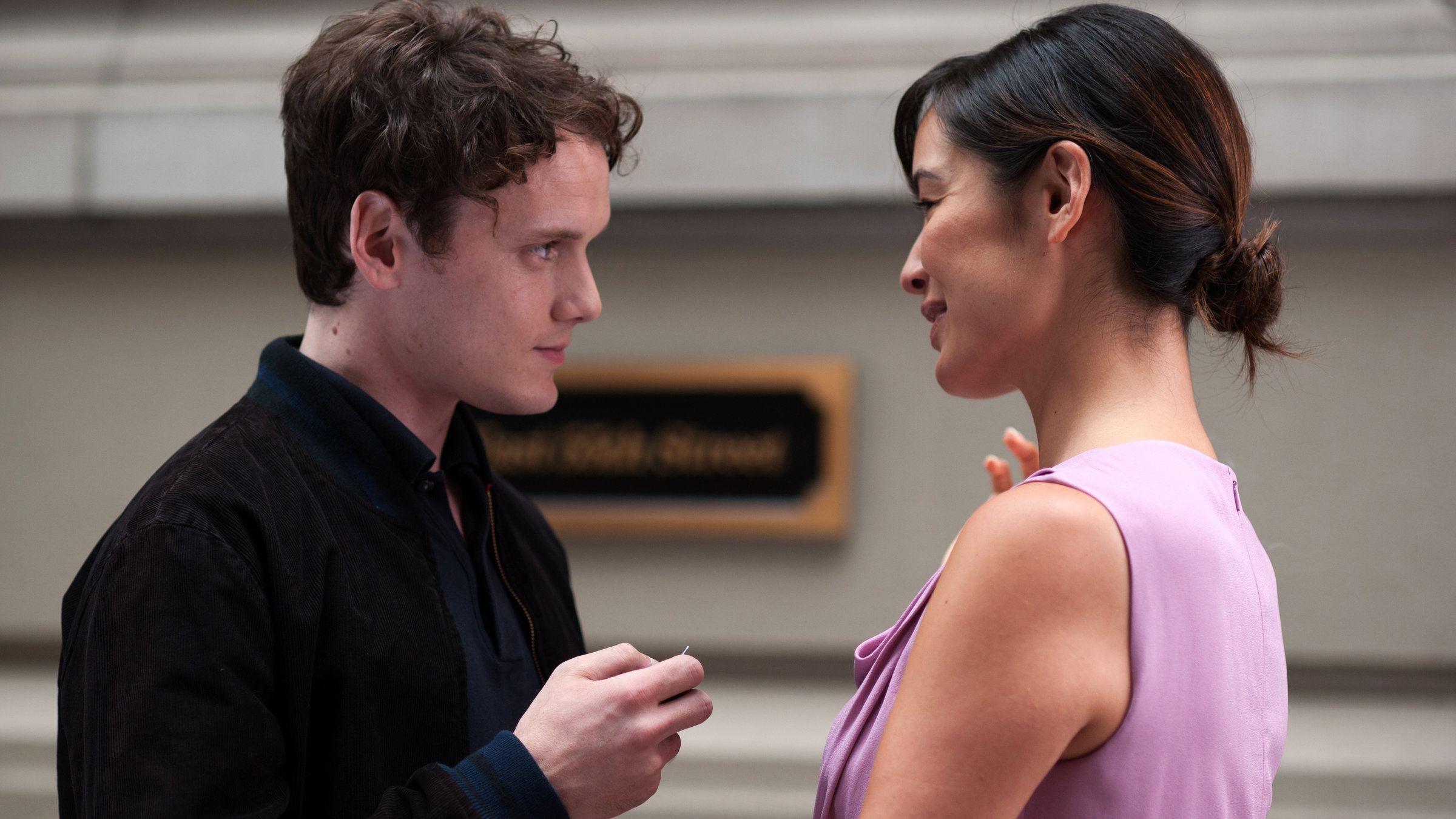 "Von 5 bis 7 - Eine etwas andere Liebesgeschichte": Brian (Anton Yelchin) und Arielle (Bérénice Marlohe) stehen sich auf einer Straße gegenüber. Er schaut ihr in die Augen, sie lächelt ihn an.