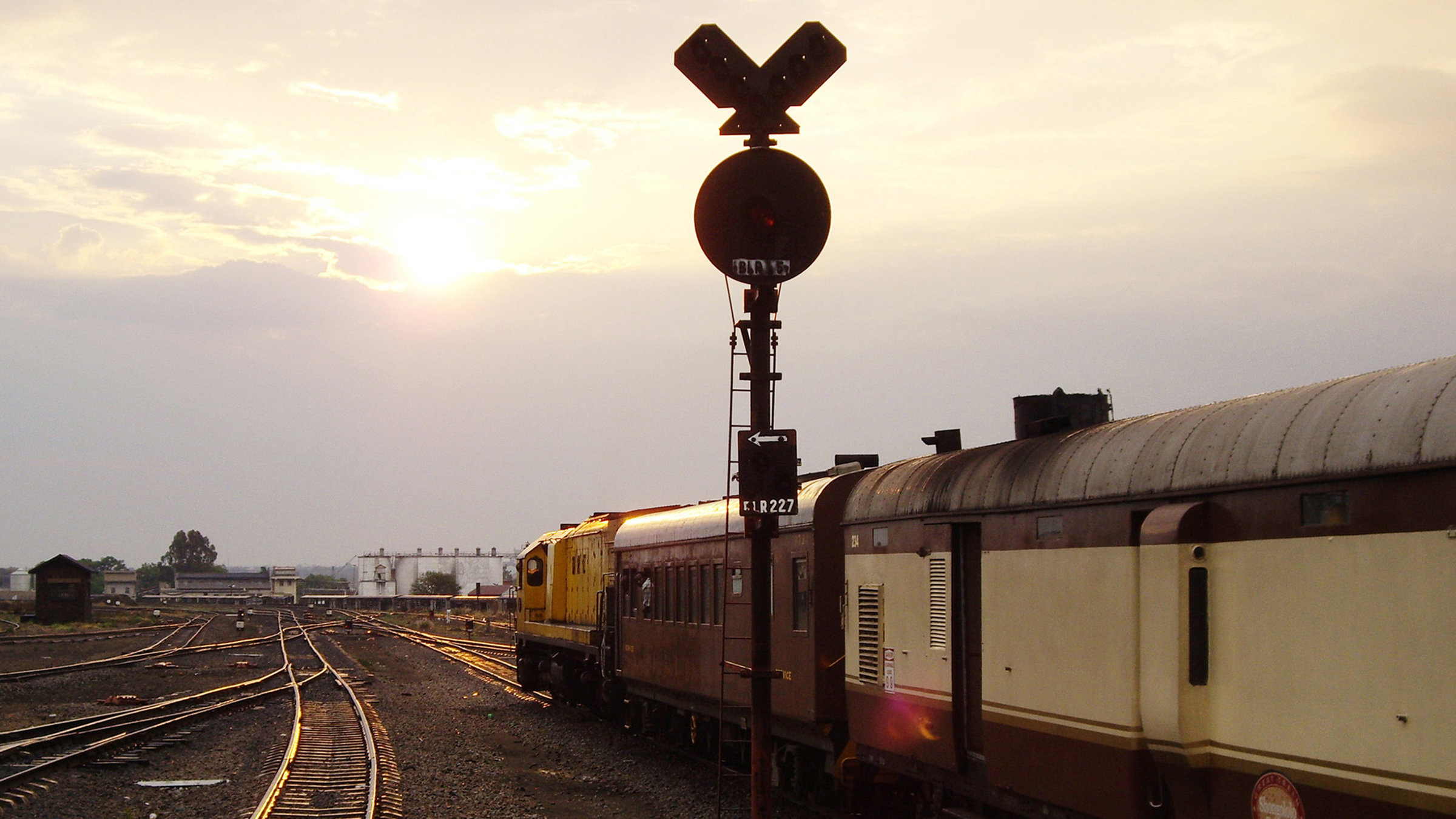 "Von Springböcken, Nashörnern": Der Shongololo Express verlässt Bulawayo (Zimbabwe) am Abend.