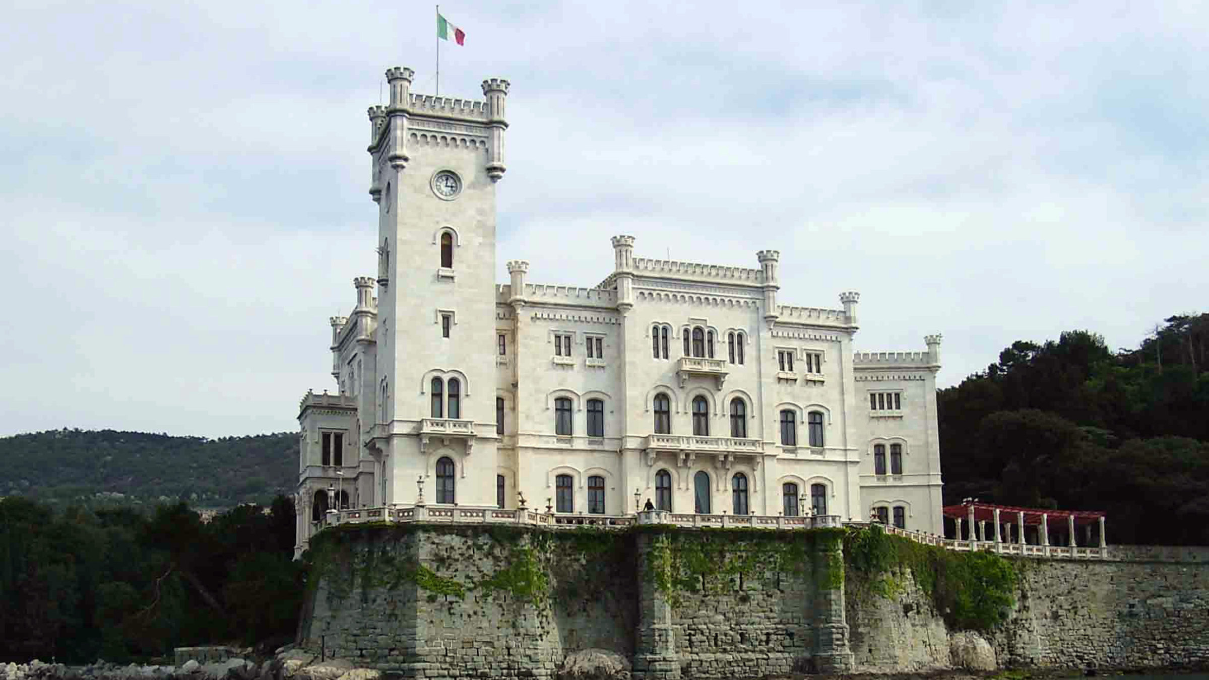 "Von Hochosterwitz bis Miramare - Märchenschlösser am Rande der Alpen":Frontalansicht von Schloss Miramare.