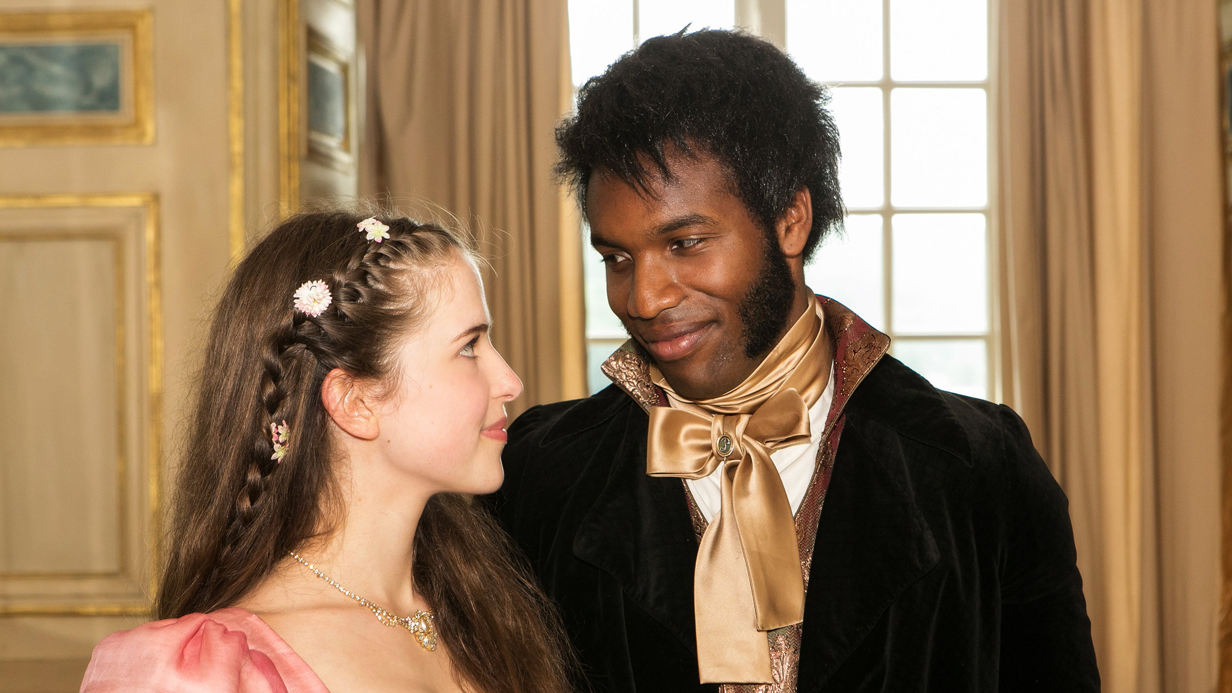 "Die Salzprinzessin" - Prinzessin Amélie (Leonie Brill) und Prinz Thabo  (Elvis Clausen) kommen sich näher.