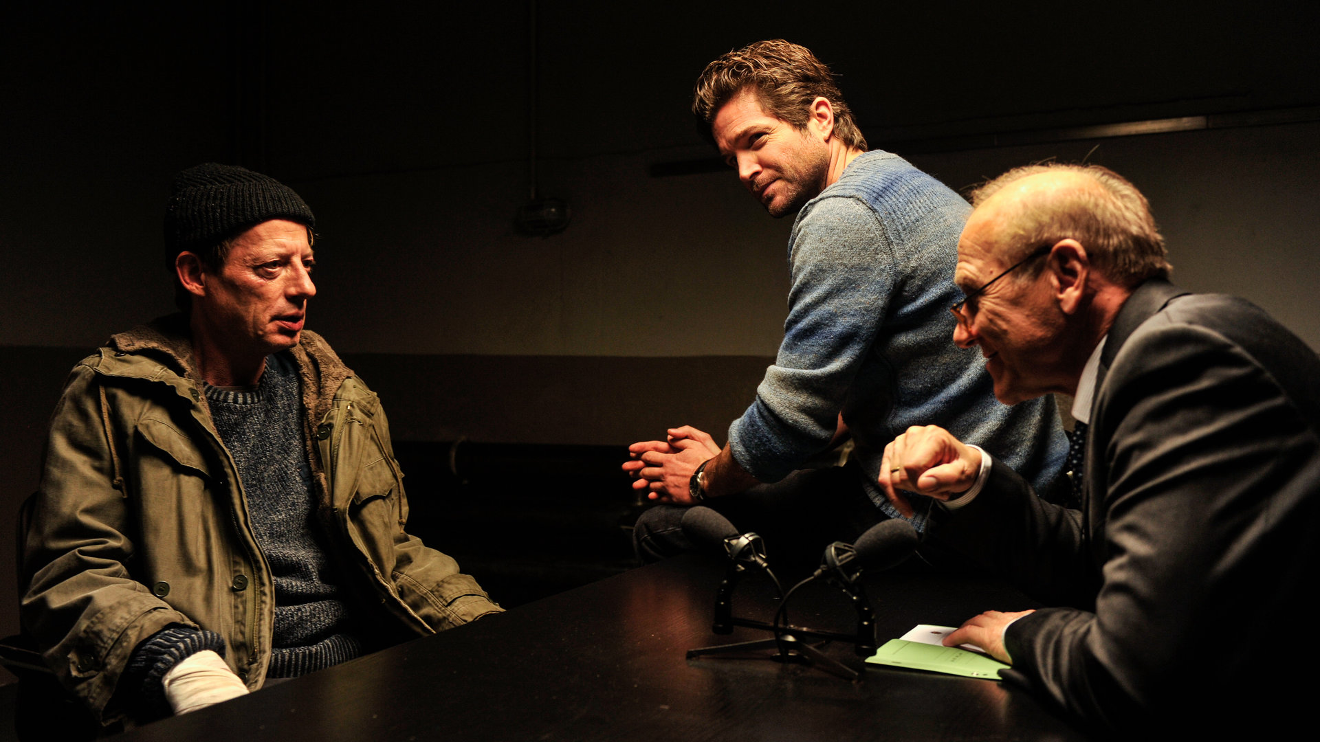 "SOKO Stuttgart - Seemannstod": Kriminaldirektor Michael Kaiser (Karl Kranzkowski) und Kommissar Jo Stoll (Peter Ketnath) sitzen mit Martin Greif (Luc Feit) im Vernehmungsraum.
