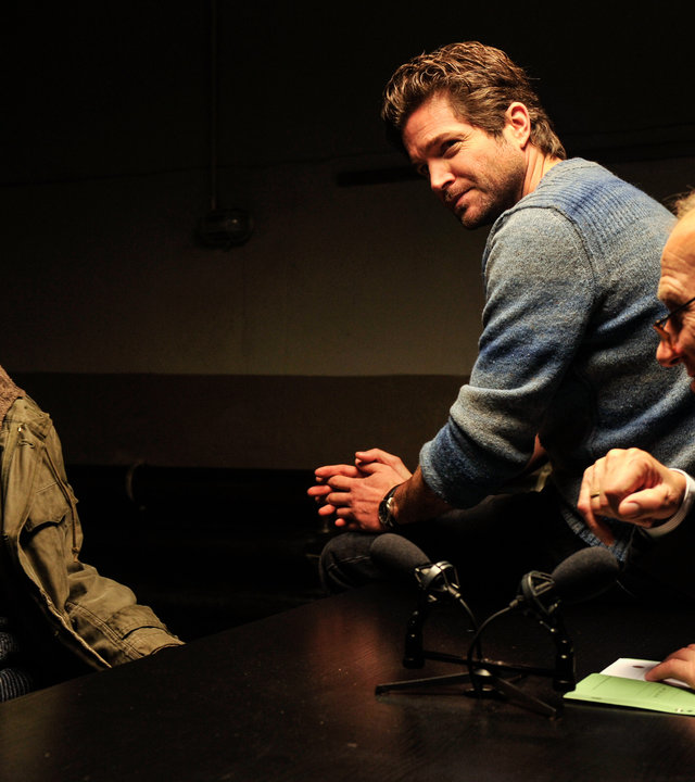 "SOKO Stuttgart - Seemannstod": Kriminaldirektor Michael Kaiser (Karl Kranzkowski) und Kommissar Jo Stoll (Peter Ketnath) sitzen mit Martin Greif (Luc Feit) im Vernehmungsraum.