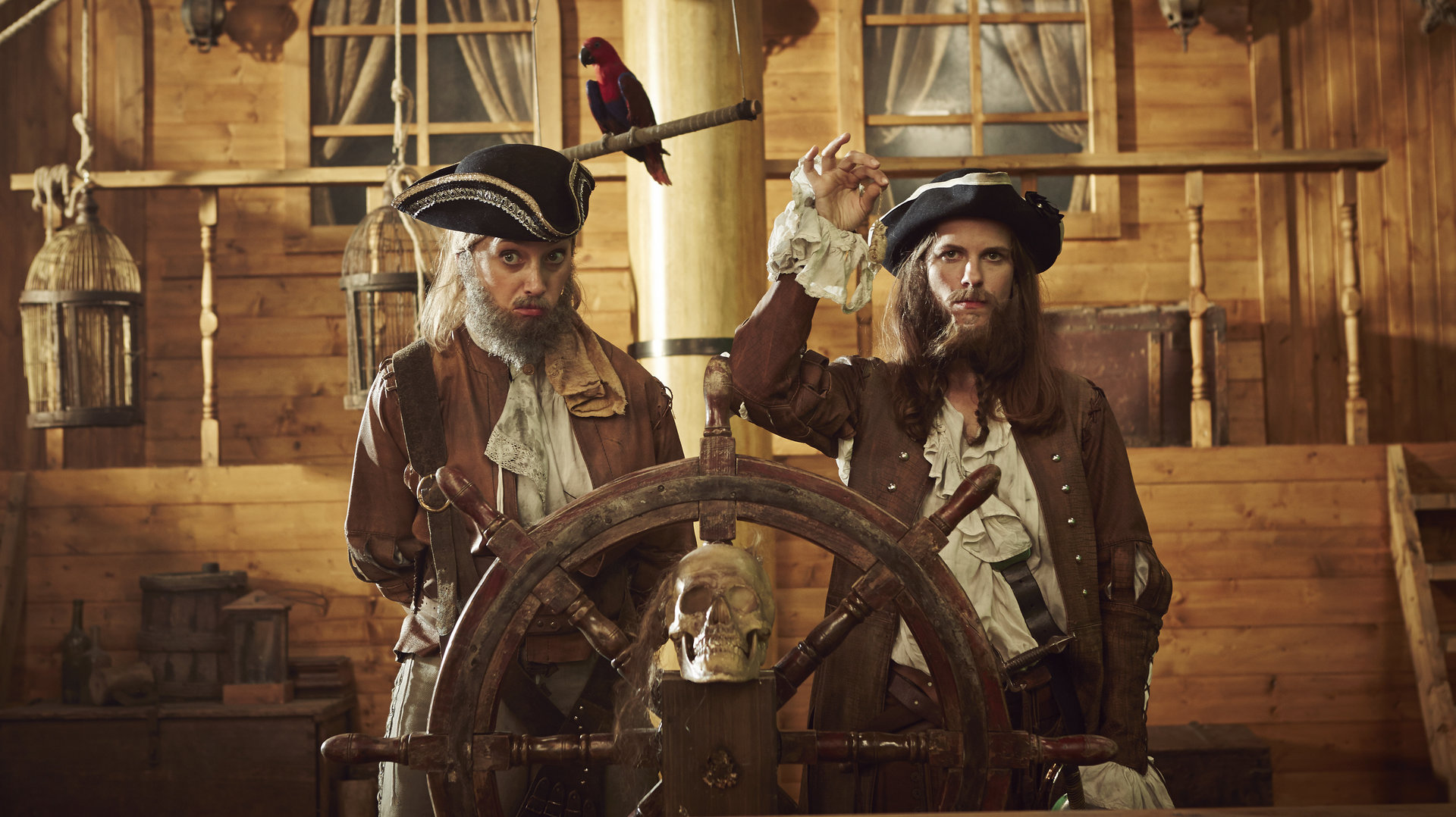 "Sketch History": Judith Richter und Isabell Polak stehen, als Piraten mit langen Bärten verkleidet, hinter dem Steuerrad eines großen Schiffes.