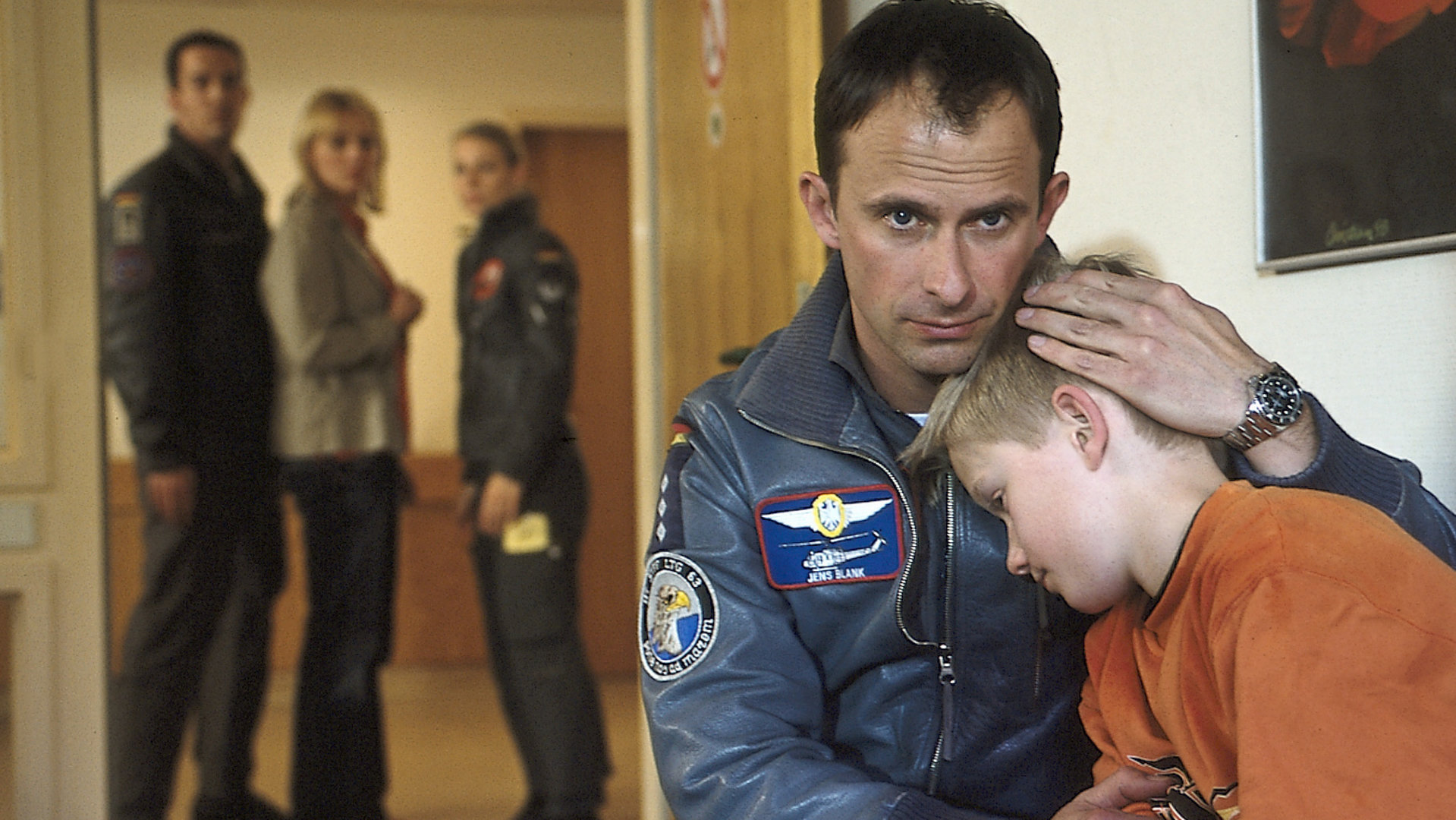 "Die Rettungsflieger - Ins Leben zurück": In einem Krankenhausflur - Jens Blank (Nicolas König) tröstet den kleinen Nick (Alex Flessner). Im Hintergrund das Team der Rettungsflieger.