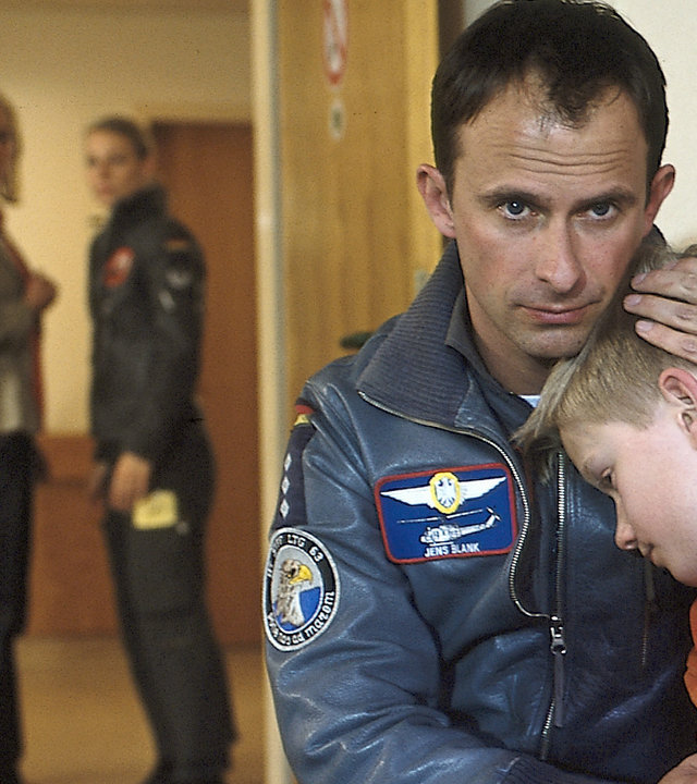 "Die Rettungsflieger - Ins Leben zurück": In einem Krankenhausflur - Jens Blank (Nicolas König) tröstet den kleinen Nick (Alex Flessner). Im Hintergrund das Team der Rettungsflieger.