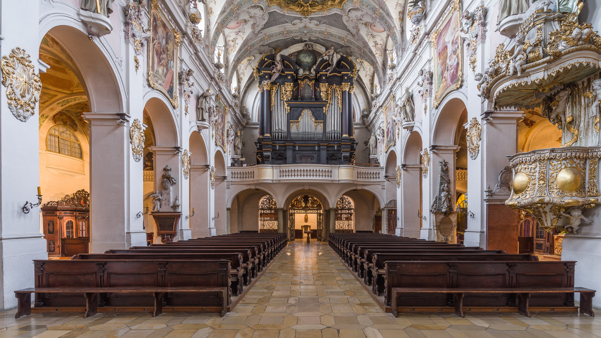 "Katholischer Gottesdienst - Liebe heilt alle Wunden": Innenansicht der Basilika Sankt  Emmeram in Regensburg.