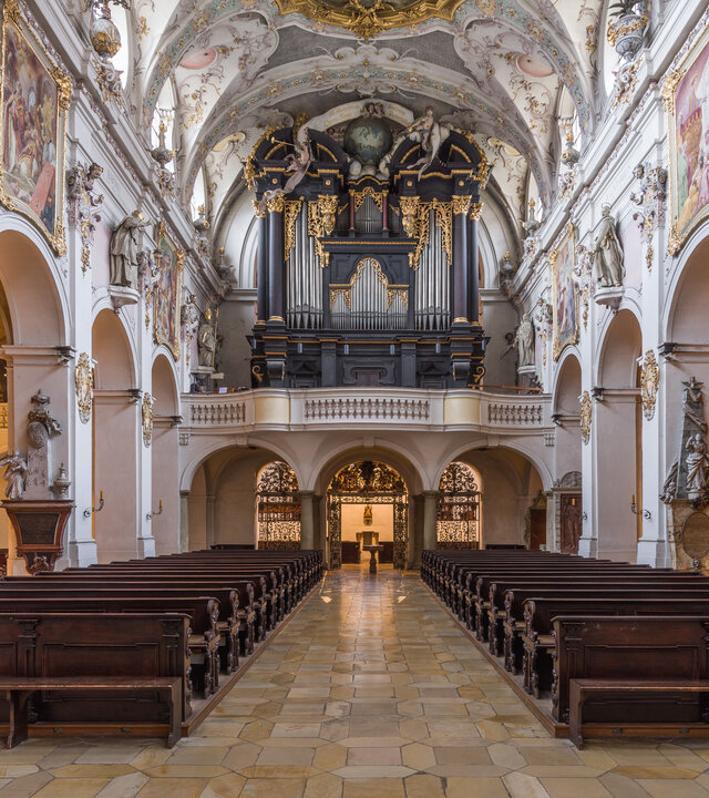 "Katholischer Gottesdienst - Liebe heilt alle Wunden": Innenansicht der Basilika Sankt  Emmeram in Regensburg.