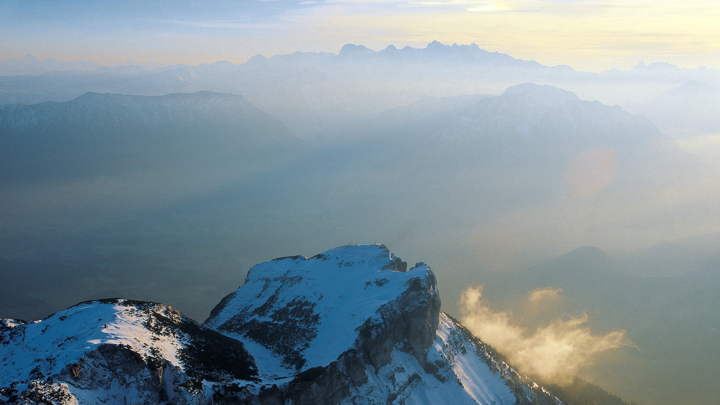 "Über Österreich - Die dritte Erkundung - Der Süden": Blick von oben auf schneebedeckte Berge