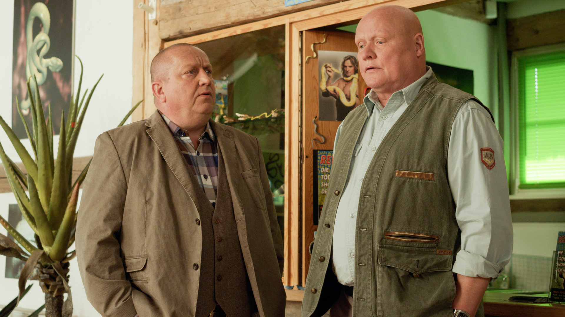 "SOKO Wismar - Platzpatronen": Jan Reuter (Udo Kroschwald) und Fritz Zwerger (Detlef Bierstedt) stehen nebeneinander und unterhalten sich.