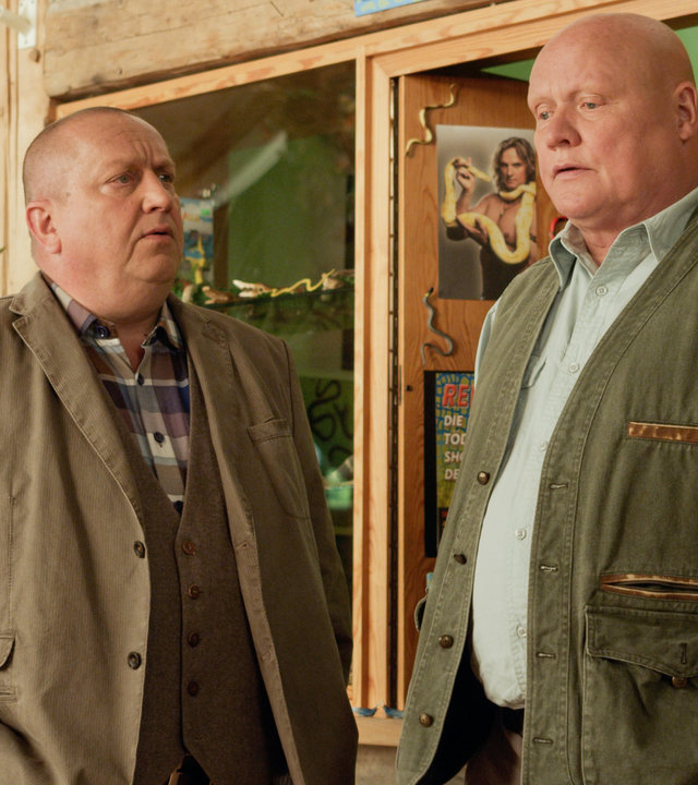 "SOKO Wismar - Platzpatronen": Jan Reuter (Udo Kroschwald) und Fritz Zwerger (Detlef Bierstedt) stehen nebeneinander und unterhalten sich.