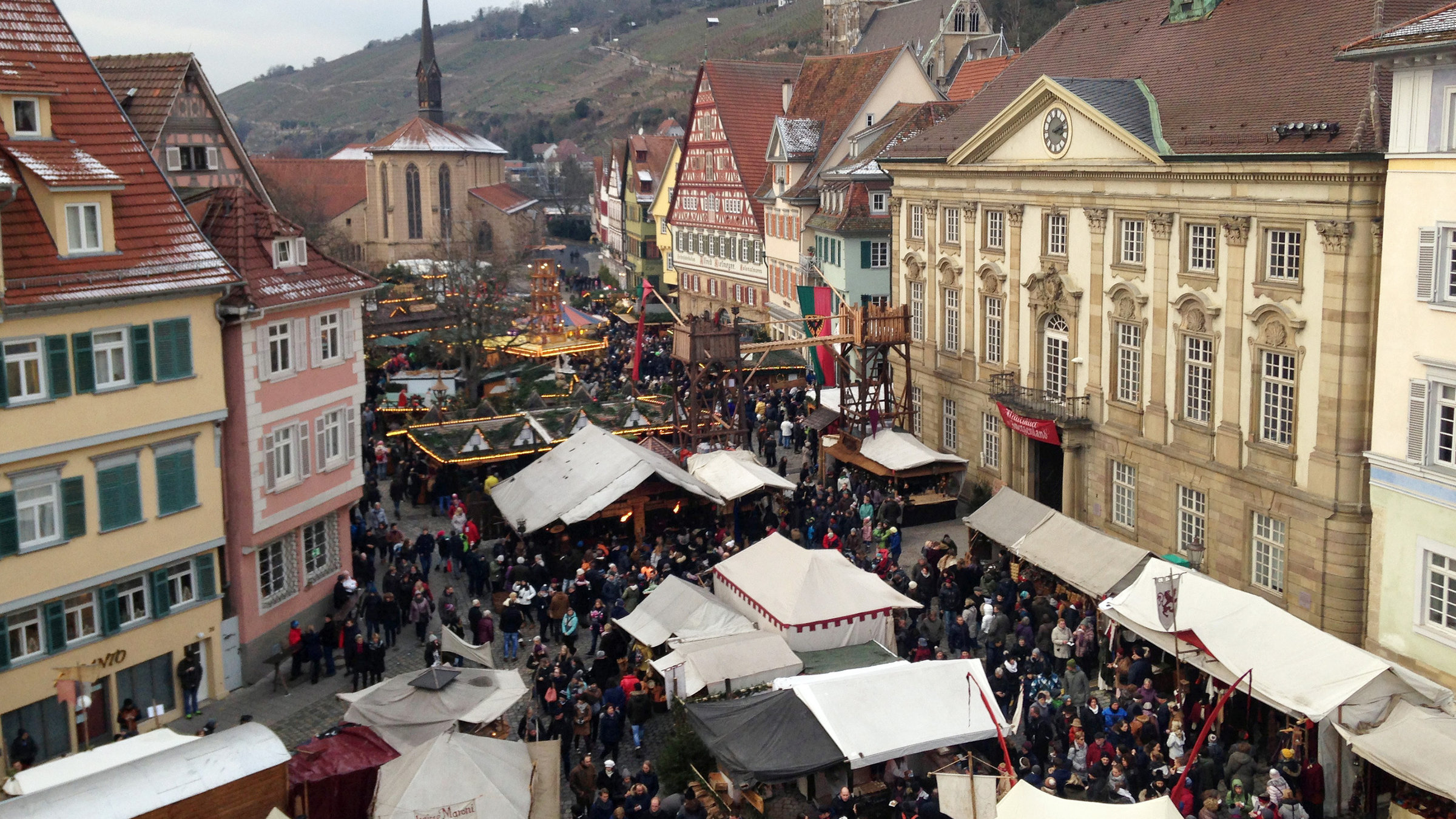 "Der Gaukler von Esslingen": Der Mittelalter-Weihnachtsmarkt eingebettet in die Esslinger Stadtkulisse.