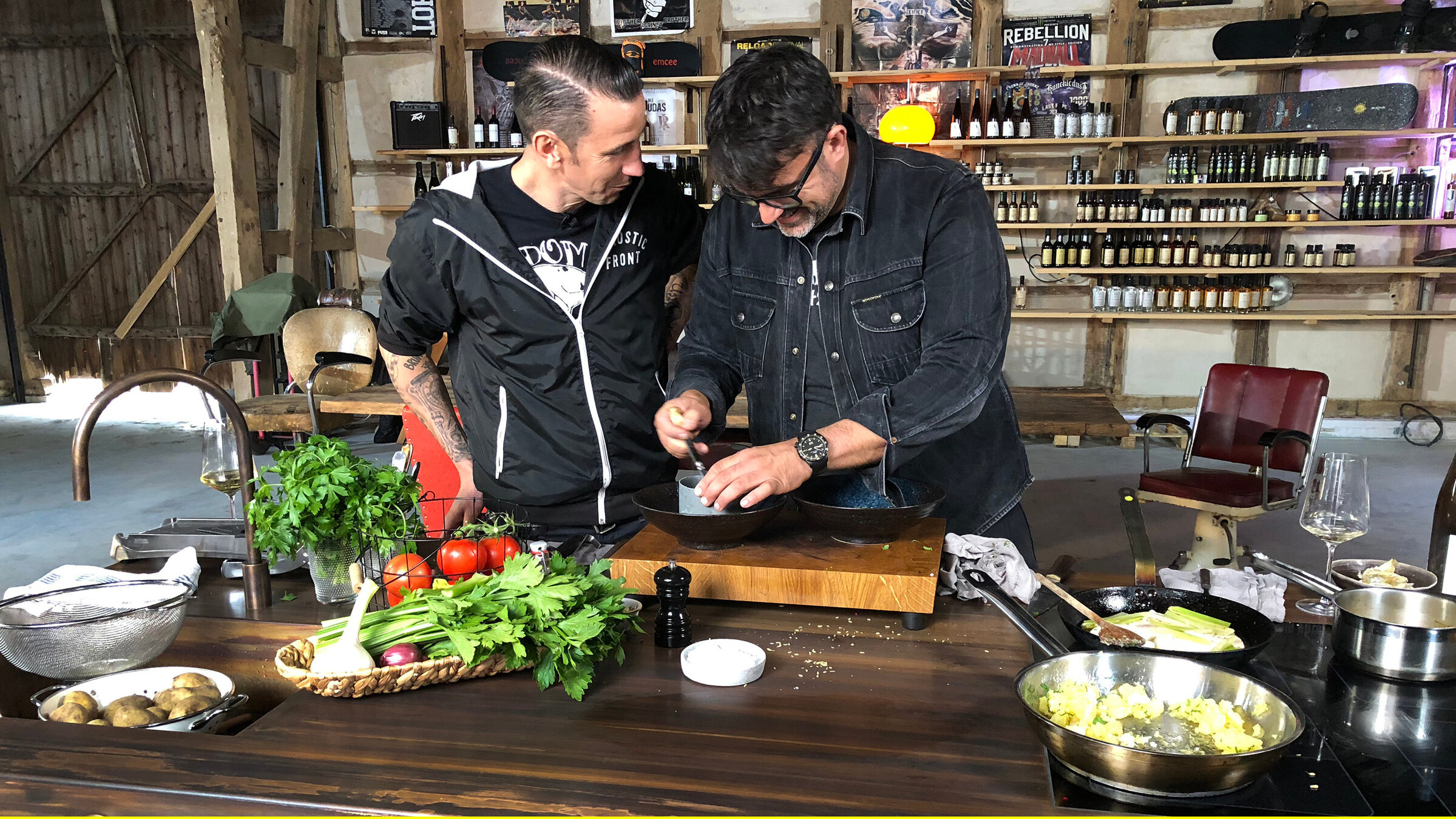 "Iss besser! - Tariks wilde Küche - Zarter Zander aus dem Osnabrücker Land": Gemeinsames kochen: Tarik Rose in Pistoles (Thorsten Pistols) Hauptquartier "Hardcore-Food".
