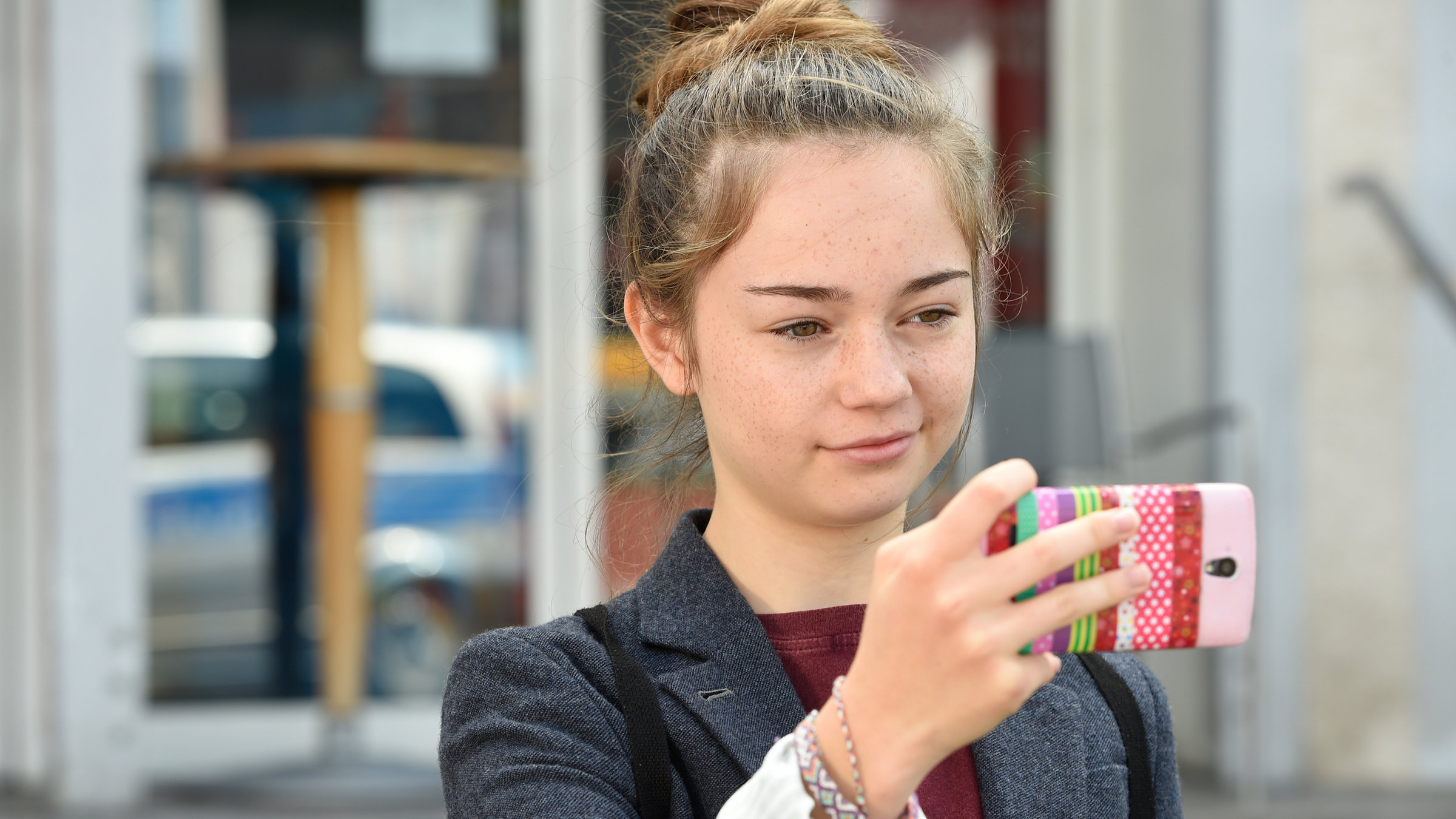 "Eine Hochzeit platzt selten allein": Lea (Ella Lee) hält die Geschehnisse für ihren Blog mit dem Smartphone fest.