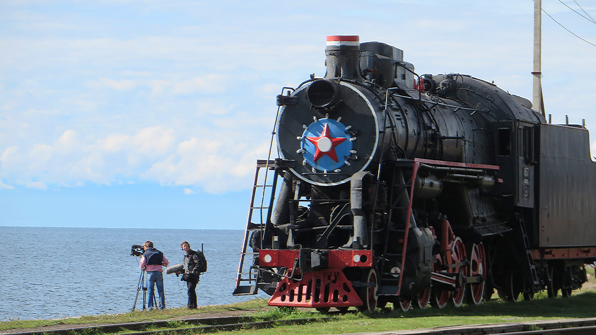 "Schlafend zum Baikalsee" - Das Eisenbahn-Romantik-Team beim Dreh: herrliches Sommerwetter am Baikalsee.