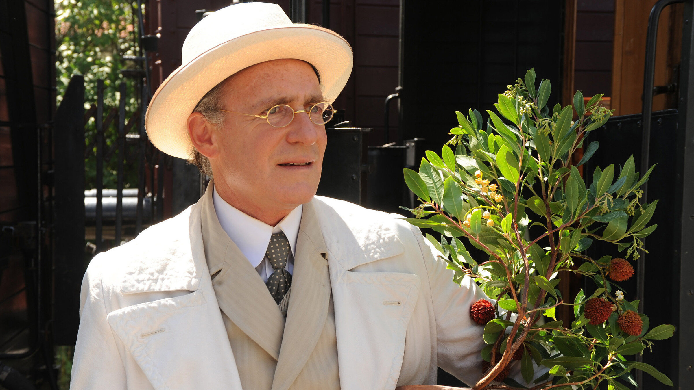 Nach langen Jahren als Geschäftsmann im Ausland kehrt August Staudenmeyer (August Zirner) nach Gerbersau zurück. Er hofft, dort ein Zuhause zu finden.