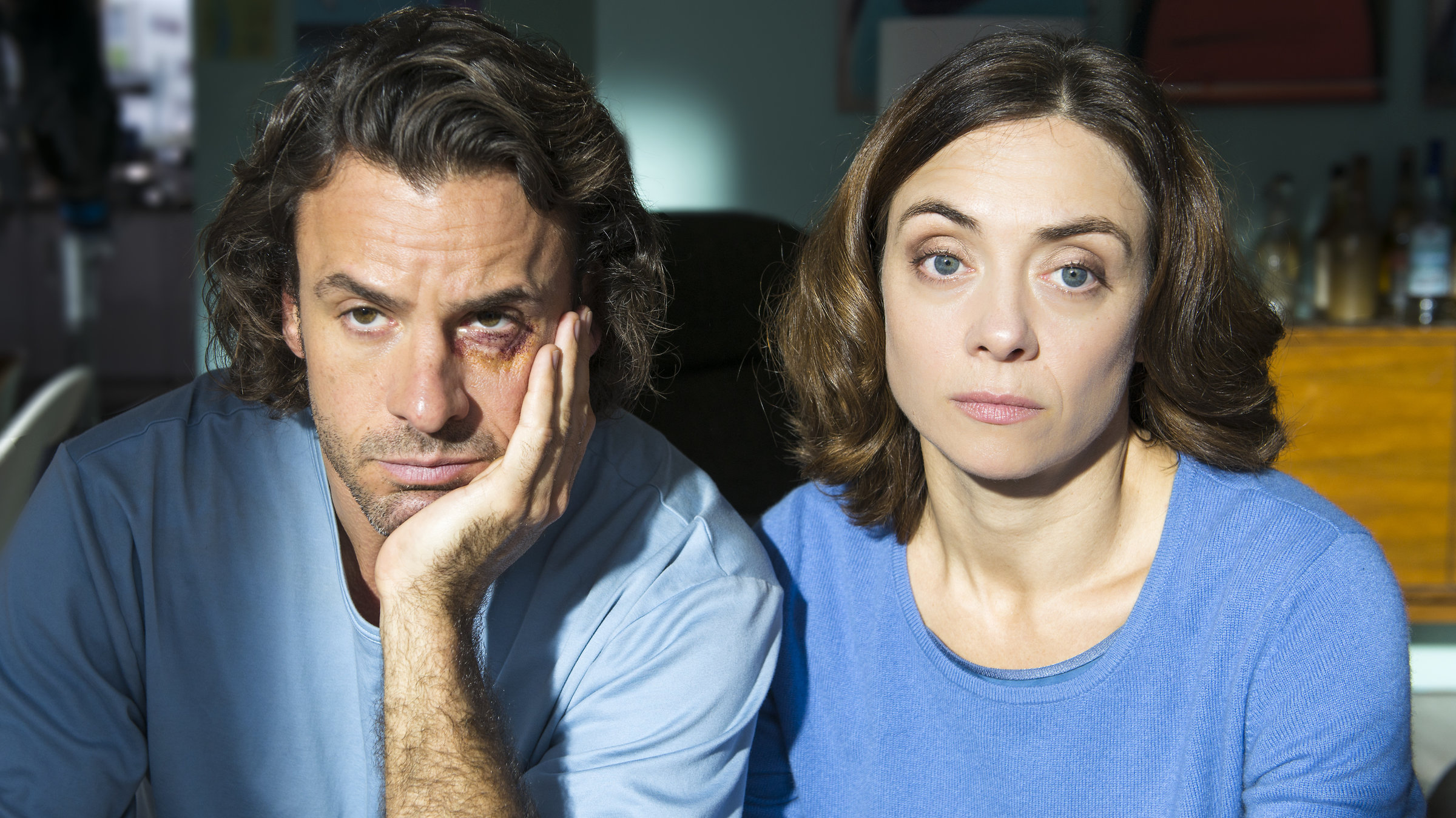 "Neues aus dem Reihenhaus": Großaufnahme Jan (Stephan Luca) und Anne Börner (Julia Richter), die etwas besorgt in die Kamera schauen.