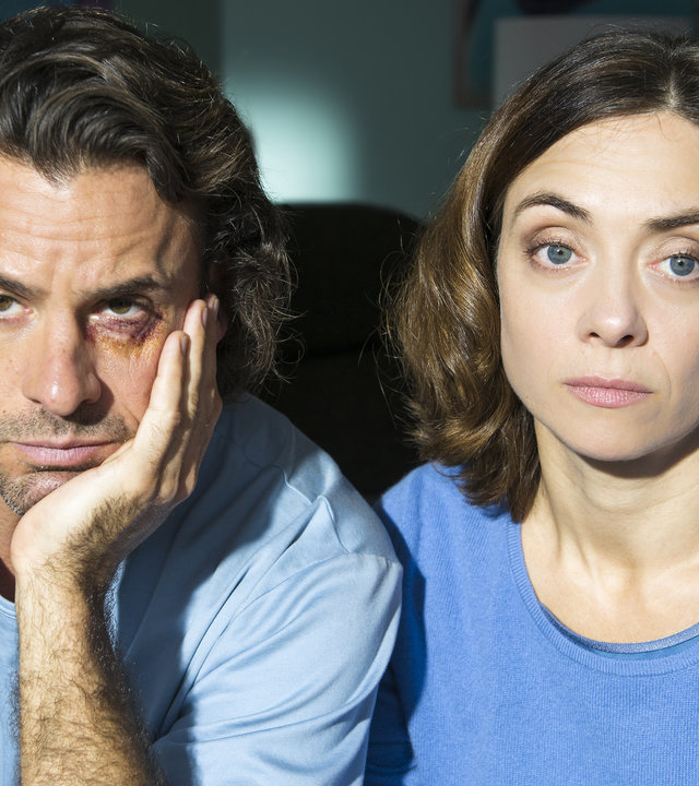 "Neues aus dem Reihenhaus": Großaufnahme Jan (Stephan Luca) und Anne Börner (Julia Richter), die etwas besorgt in die Kamera schauen.