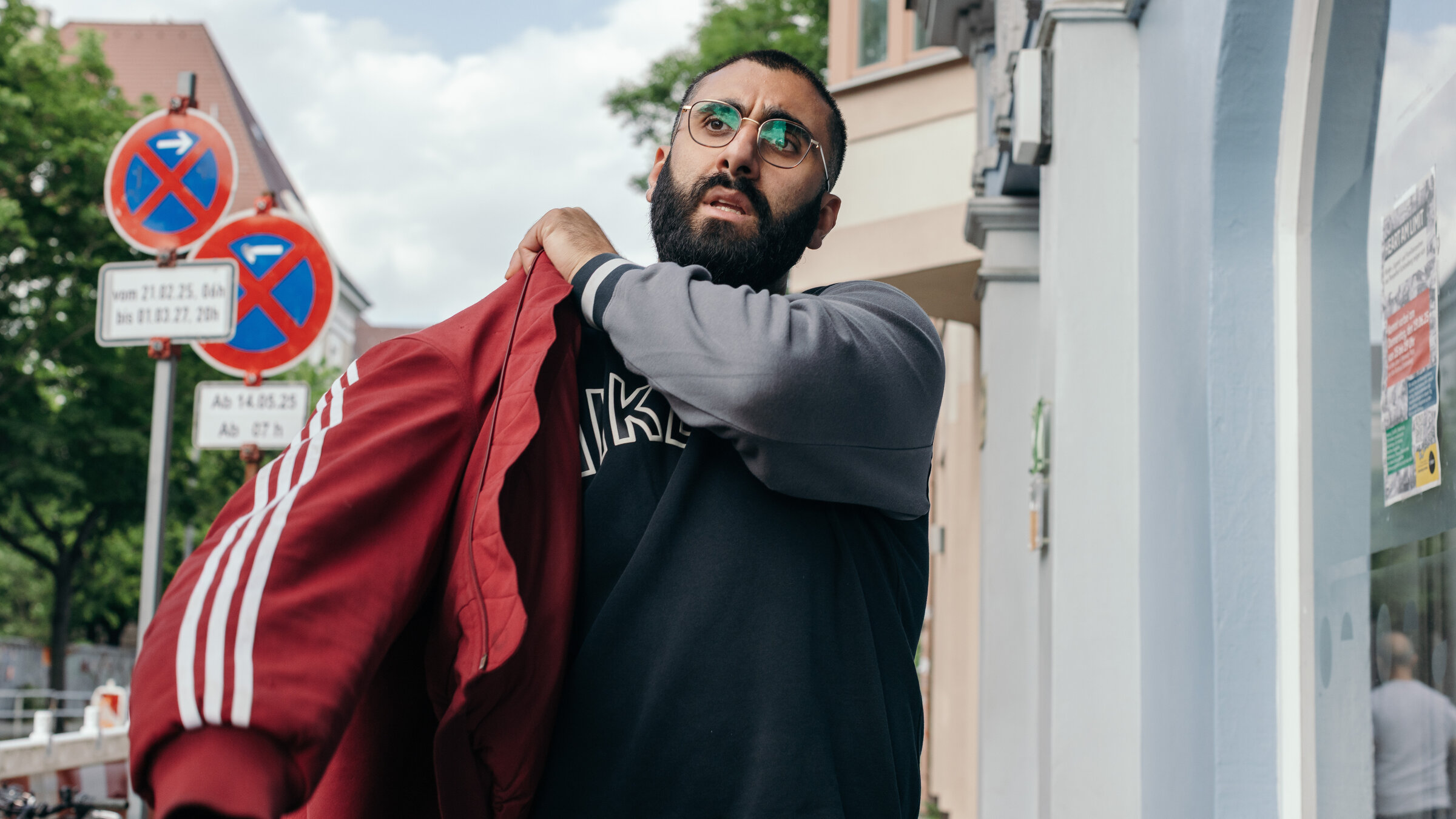 "37°: Streetworker - Zwischen Asphalt und Hoffnung": Streetworker Burak zieht seine Jacke an und läuft los.