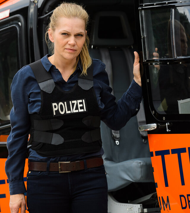 "Helen Dorn - Bis zum Anschlag": Helen Dorn (Anna Loos) steht neben dem Rettungshubschrauber.