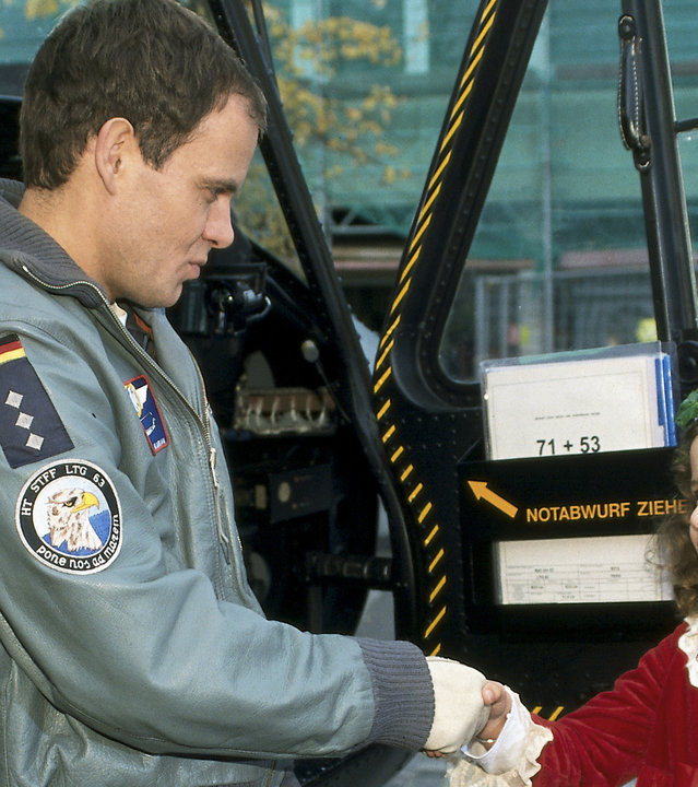 "Die Rettungsflieger - Allein gelassen": Rettungsflieger Alex (Matthias Leja) steht am Hubschrauber und schüttelt der kleinen Sofija (Marcia Fabrega) lächelnd die Hand.