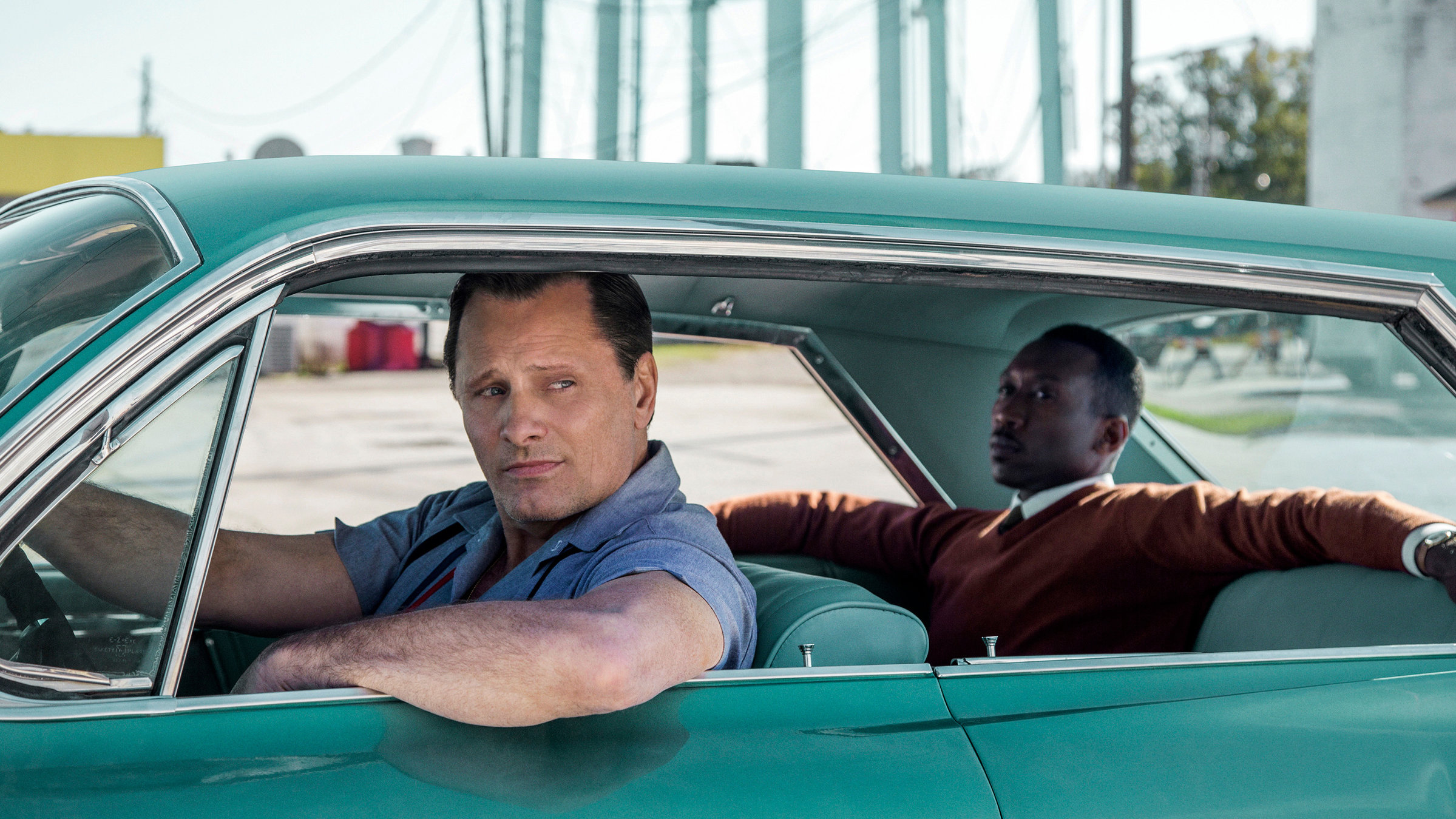 "Green Book - Eine besondere Freundschaft": Der gefeierte Pianist Dr. Donald Shirley (Mahershala Ali, re.) engagiert den Nachtklub-Türsteher Tony "Lip" Vallelonga (Viggo Mortensen, li.) als Chauffeur für seine Tournee durch die Südstaaten.