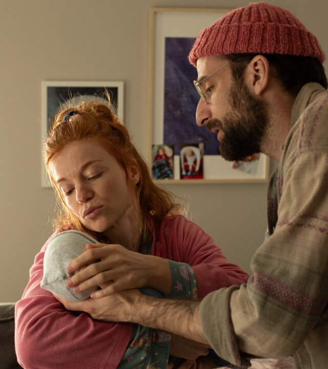 "PUSH - Männer": Sofia (Marleen Lohse) steht in ihrem Wohnzimmer und hält ihr Baby auf dem Arm. Oliver (Matthias Weidenhöfer) steht daneben und stützt den Kopf des Babys.