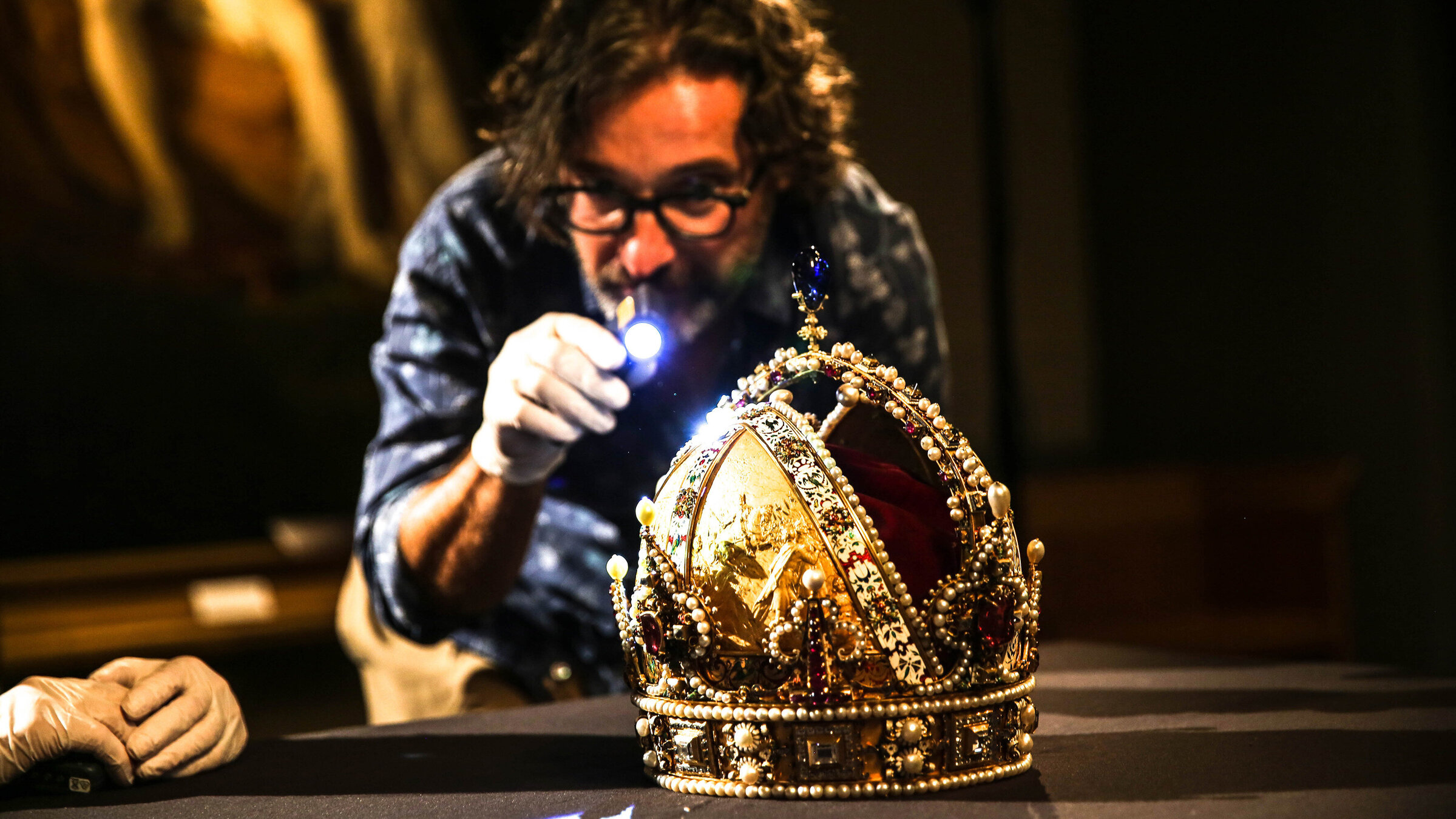 "Die Rudolfskrone": Kurator Paulus Rainer mit der Rudolfskrone.