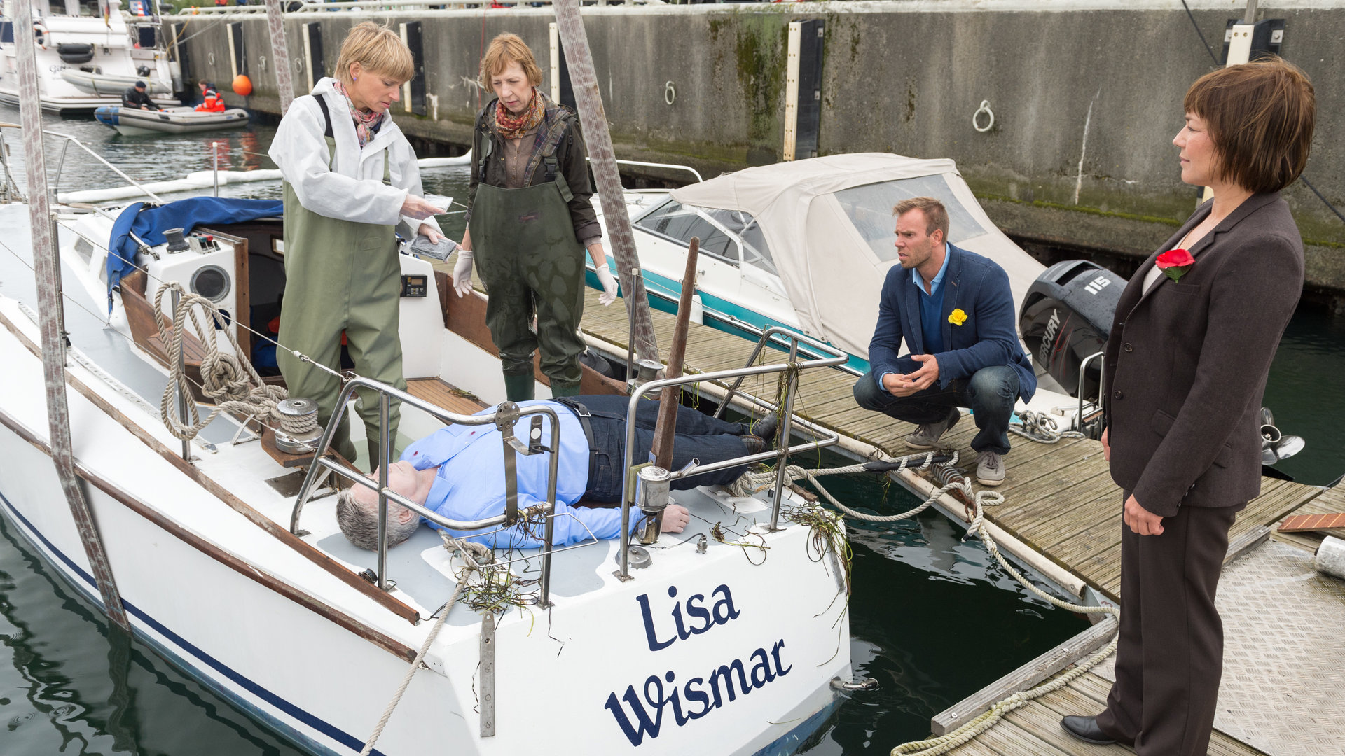 "SOKO Wismar – Numerus Clausus“: Roswitha Prinzler (Silke Matthias), Helene Sturbeck (Katharina Blaschke) und ihre Kollegen Lars Pöhlmann und Katrin Börensen (Claudia Schmutzler) untersuchen die Leiche, die auf dem Boot "Lisa Wismar" liegt.