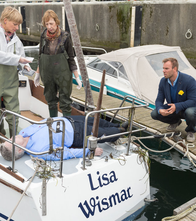 "SOKO Wismar – Numerus Clausus“: Roswitha Prinzler (Silke Matthias), Helene Sturbeck (Katharina Blaschke) und ihre Kollegen Lars Pöhlmann und Katrin Börensen (Claudia Schmutzler) untersuchen die Leiche, die auf dem Boot "Lisa Wismar" liegt.