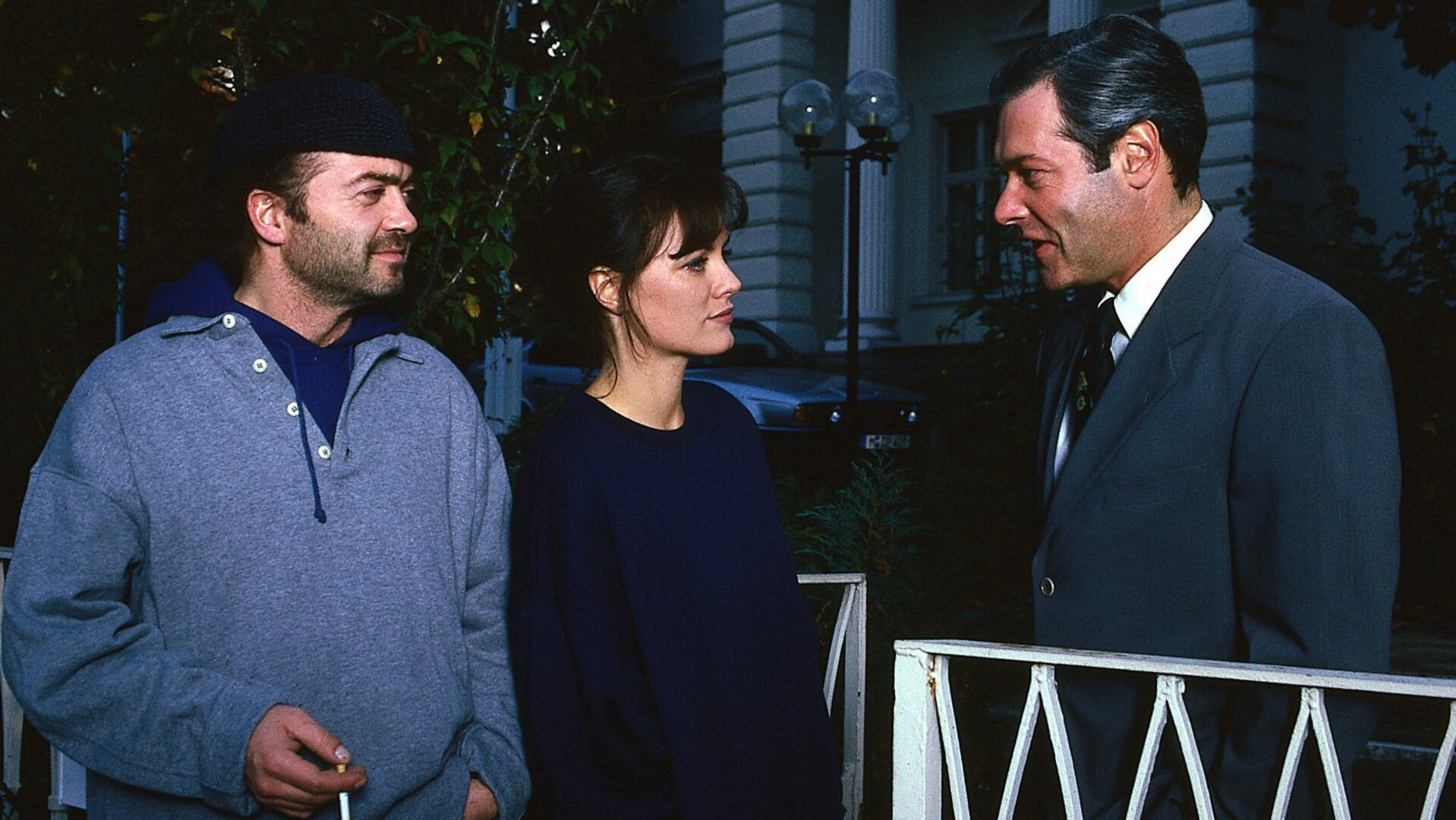 "Ein starkes Team - Kaviar Connection": Otto Garber (Florian Martens) und Verena Berthold (Maja Maranow) stehen dem russischen Konsul Rosanof (Pjotr Olev) in der Morgendämmerung vor dessen Villa gegenüber. Otto und Verena tragen Joggingkleidung und hören dem Konsul aufmerksam zu. Dieser trägt Anzug und Krawatte und erklärt etwas.