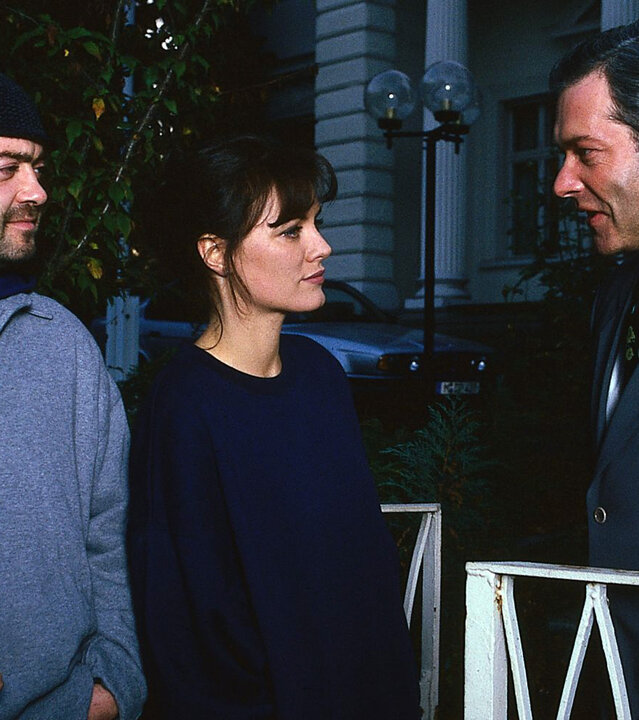 "Ein starkes Team - Kaviar Connection": Otto Garber (Florian Martens) und Verena Berthold (Maja Maranow) stehen dem russischen Konsul Rosanof (Pjotr Olev) in der Morgendämmerung vor dessen Villa gegenüber. Otto und Verena tragen Joggingkleidung und hören dem Konsul aufmerksam zu. Dieser trägt Anzug und Krawatte und erklärt etwas.