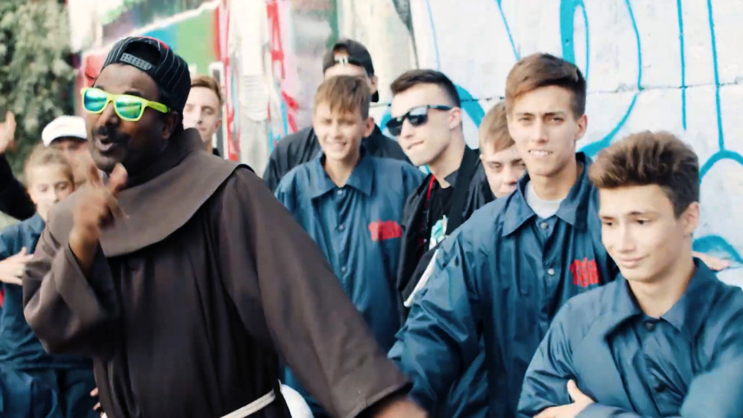 "Bebende Klostermauern - Ein Pater rockt die Kirche": Pater Sandesh Manuel -beim Rappen mit Jugendlichen.